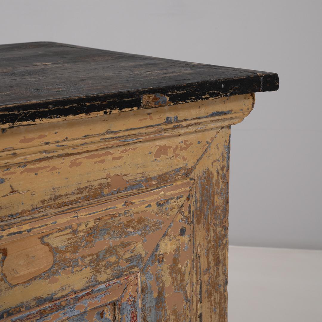 Buffet a due ante in legno patinato della provincia francese del 1830 in vendita 3