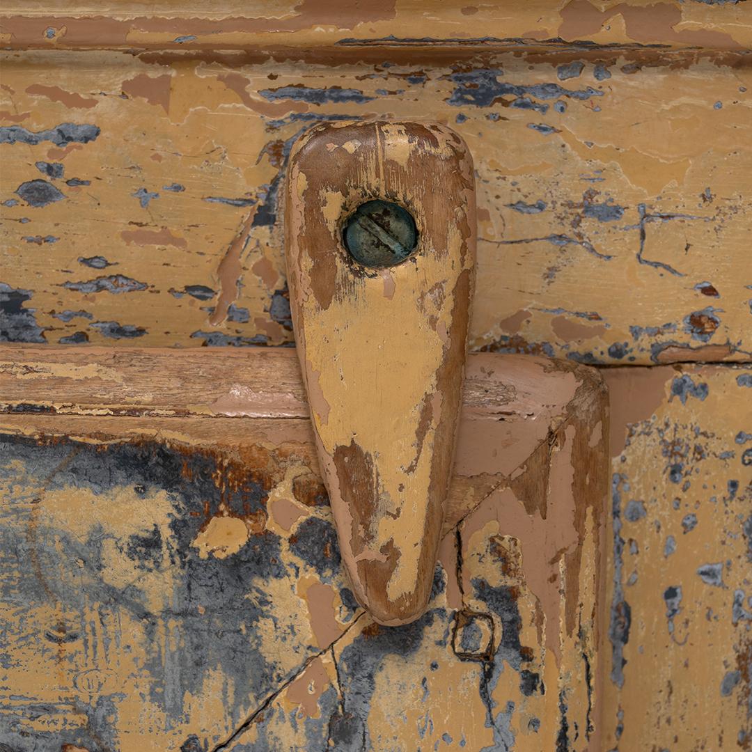 Buffet a due ante in legno patinato della provincia francese del 1830 in vendita 5