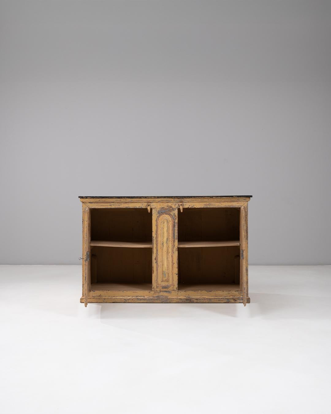 Francese Buffet a due ante in legno patinato della provincia francese del 1830 in vendita