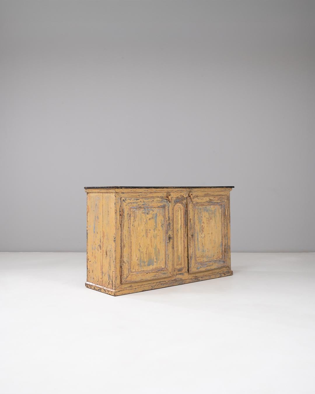 Buffet a due ante in legno patinato della provincia francese del 1830 In condizioni buone in vendita a High Point, NC