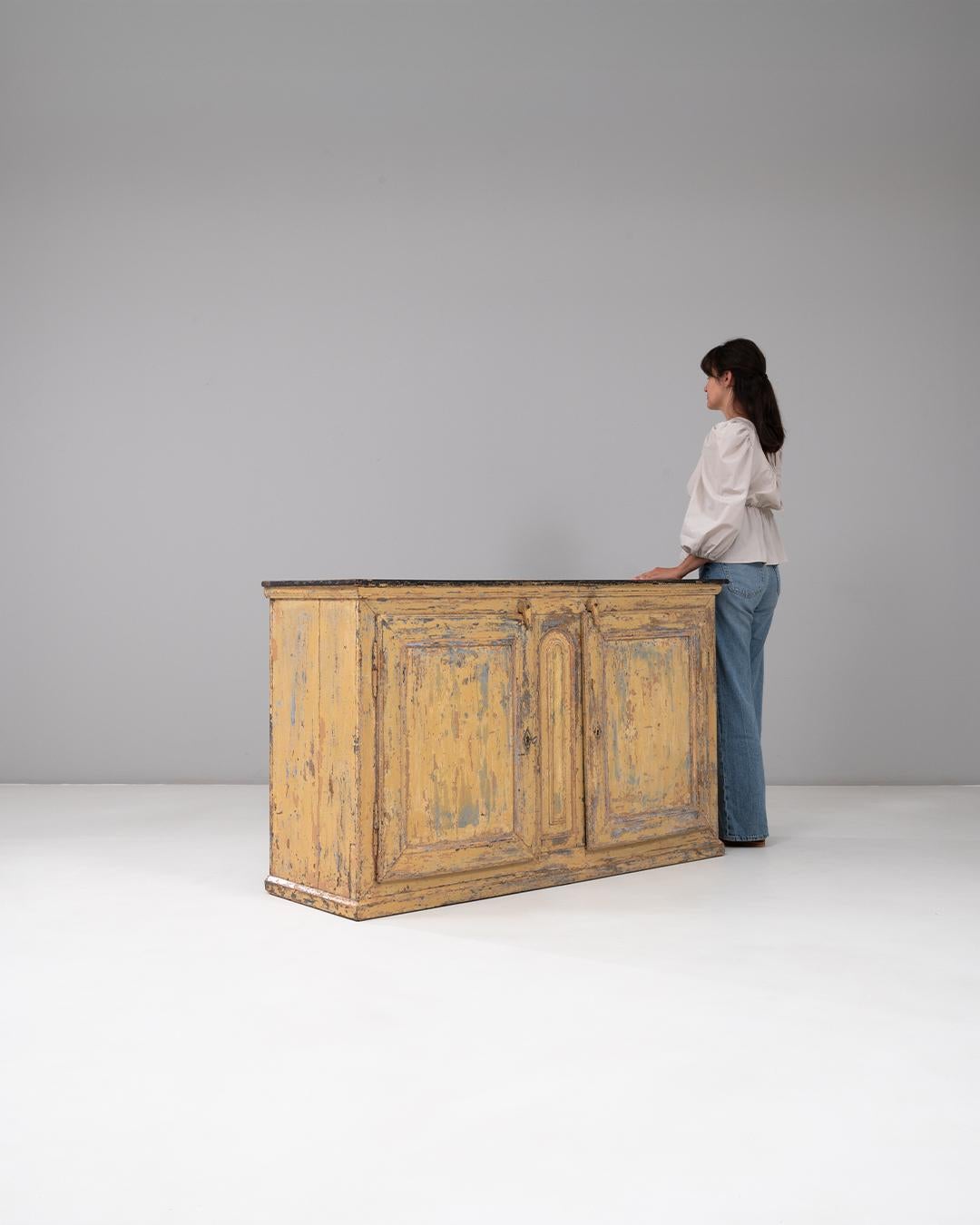 Legno Buffet a due ante in legno patinato della provincia francese del 1830 in vendita