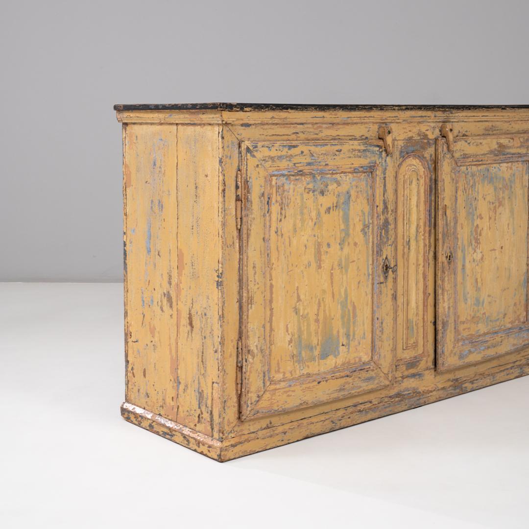 Buffet a due ante in legno patinato della provincia francese del 1830 in vendita 1
