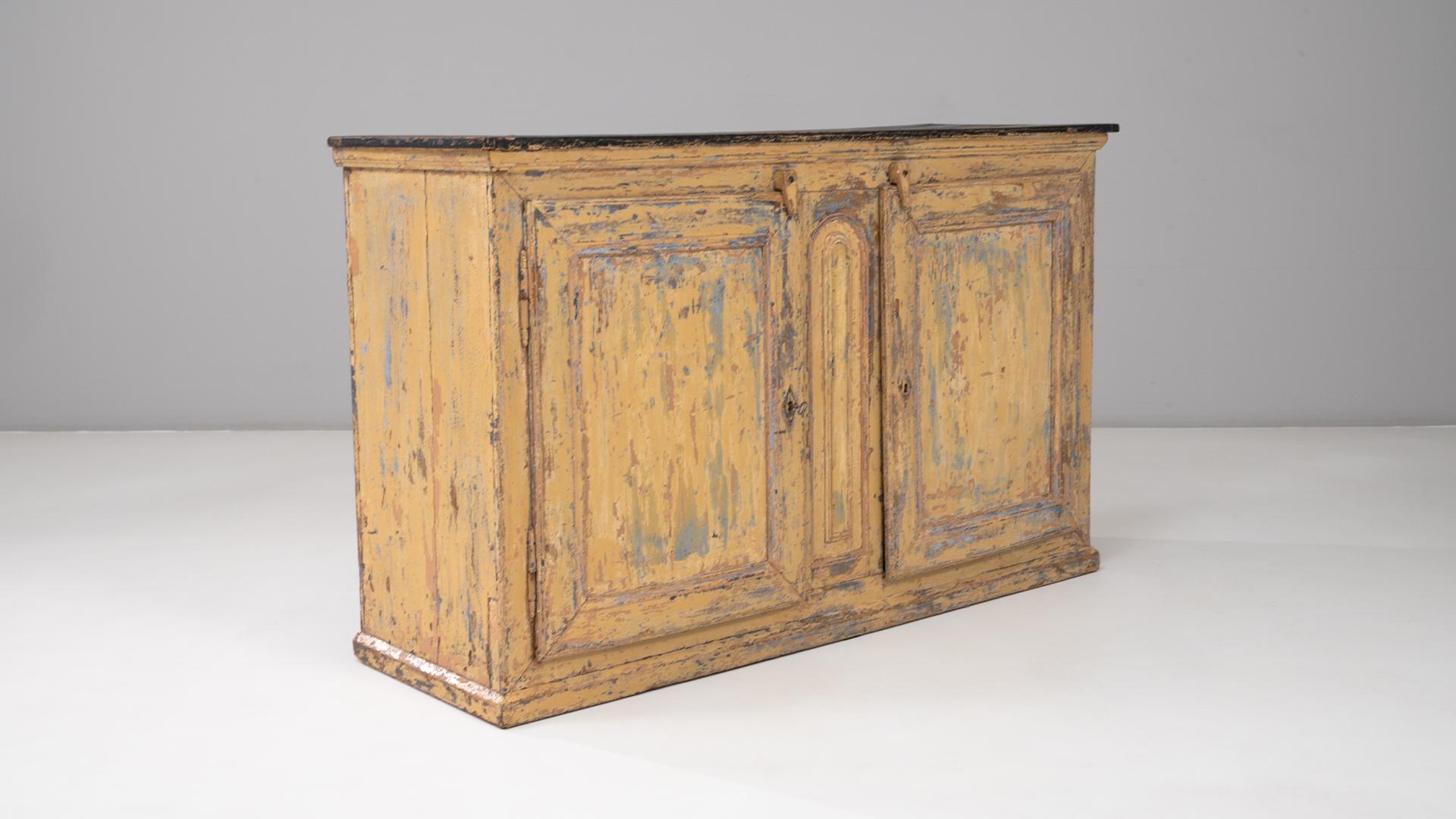 Buffet a due ante in legno patinato della provincia francese del 1830 in vendita 2