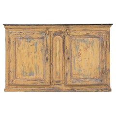 1830er Jahre Französisch Provincial Holz patiniert Zwei-Tür-Buffet