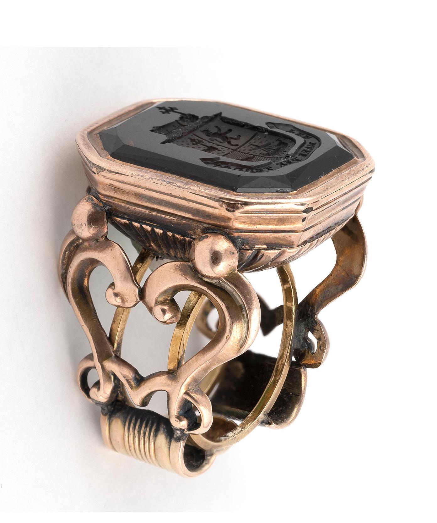 BERNARDO ANTICHITÀ PONTE VECCHIO FLORENCE
A large rectangular smokey quartz with intaglio engraved crest and motto MacDonald Family Crest - Motto: per mare per terras (by sea and land) setting in rose gold

Size : 7

Weight : 24.7 gr