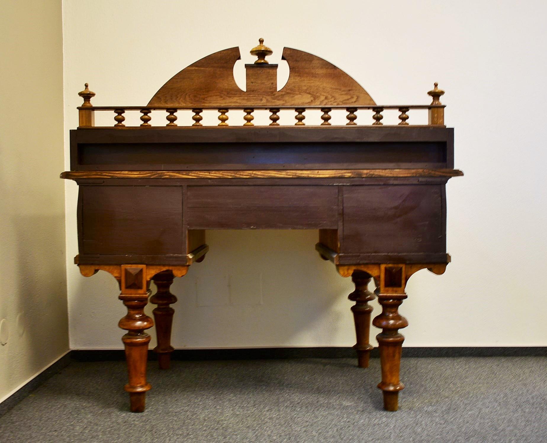 Table de bureau historique des années 1830, bois de noyer, Tchécoslovaquie en vente 8