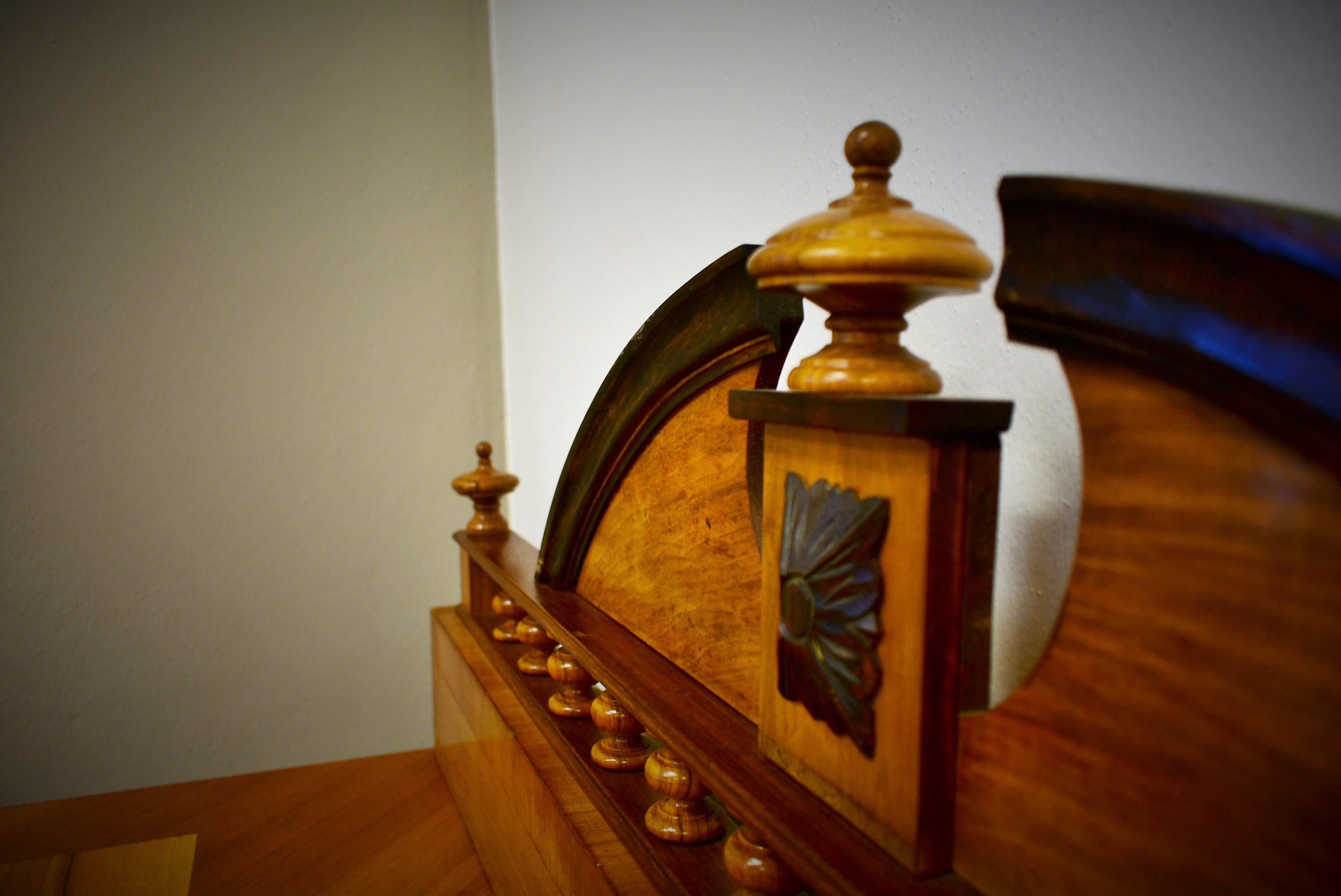 Milieu du XIXe siècle Table de bureau historique des années 1830, bois de noyer, Tchécoslovaquie en vente