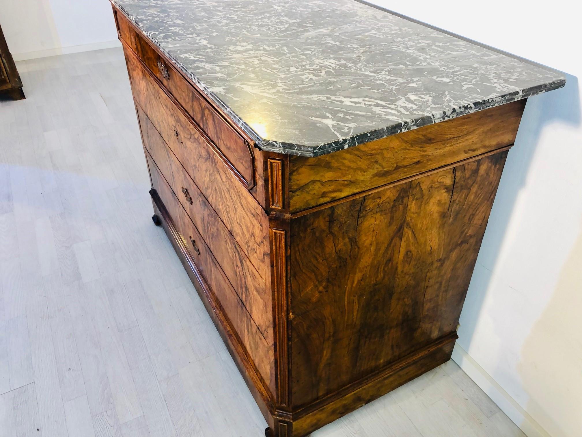 1830s Marble-Top Biedermeier Chest of Drawers Made of Walnut (Deutsch)