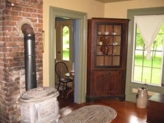 Armario esquinero de pino de la granja primitiva de 1830