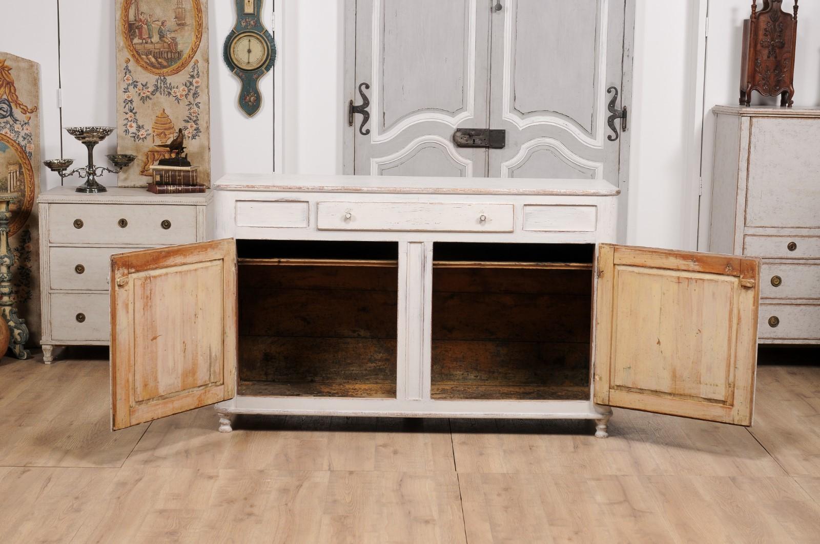 1830er Jahre Schwedisches grau lackiertes Sideboard mit einer Schublade über zwei Türen im Angebot 7