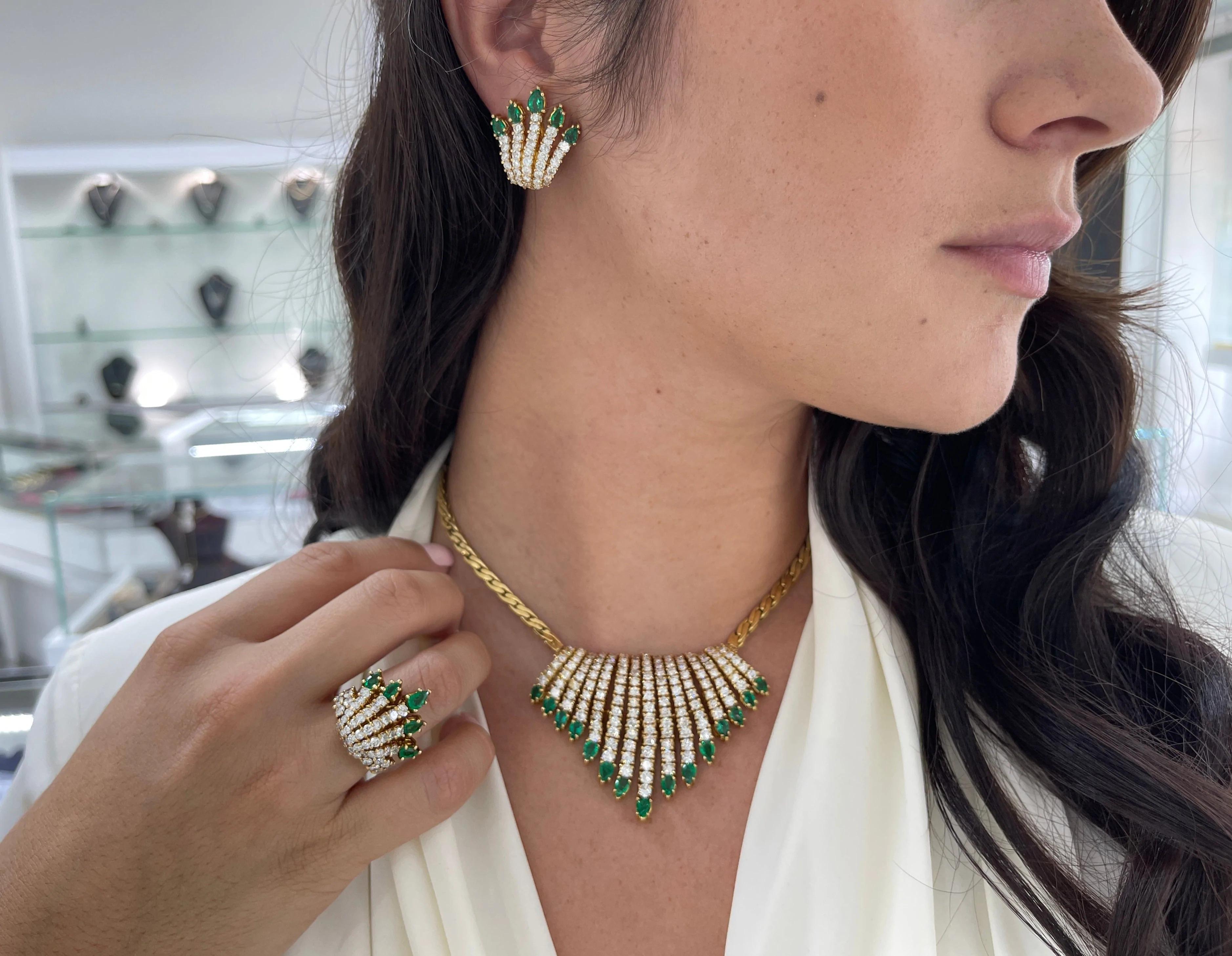 18.30tcw AAA+ Natürlicher kolumbianischer Smaragd & Diamant-Akzent Bib Halskette Gold 18K (Art déco) im Angebot