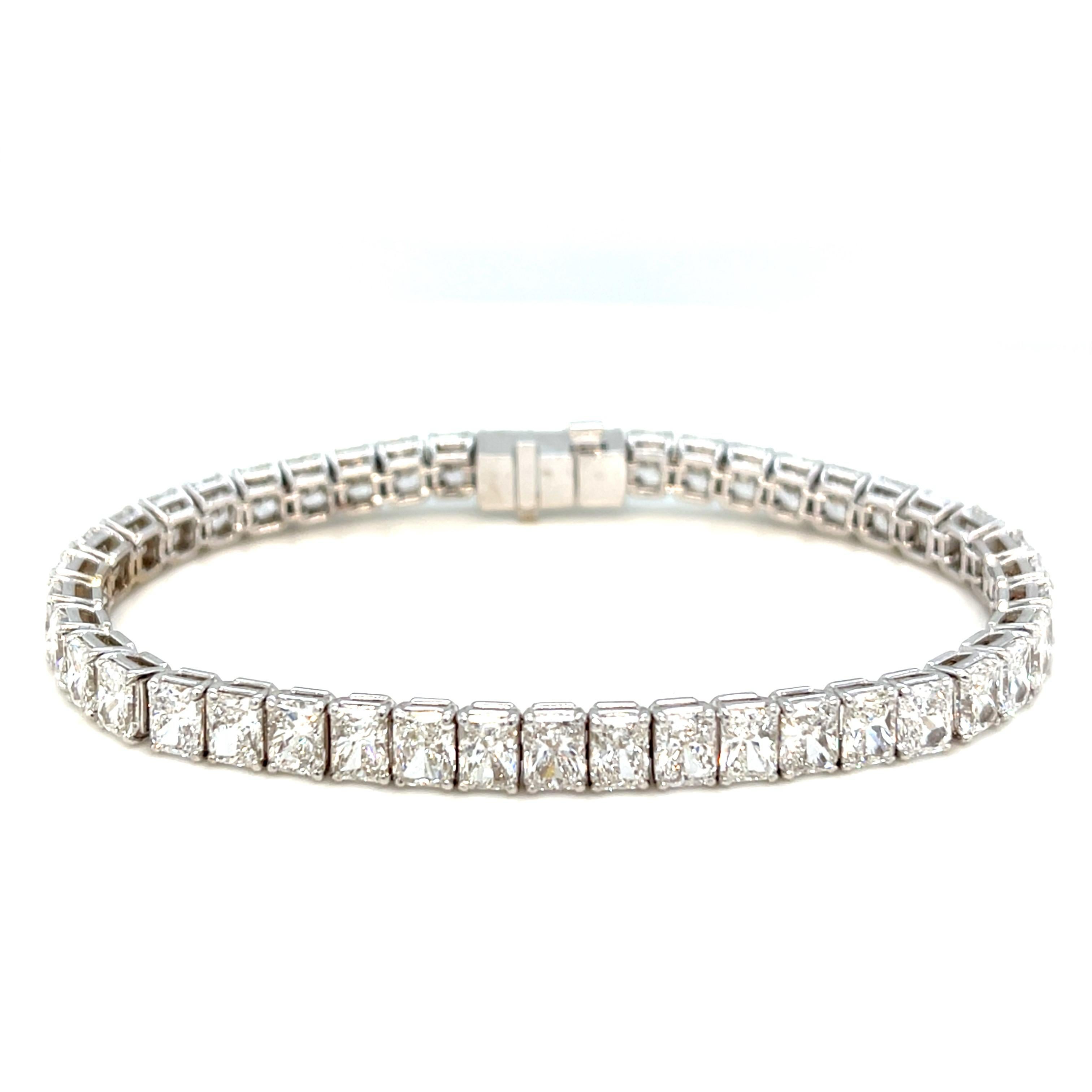 Moderne 18.32 Carat Natural Radiant Cut Diamond Tennis Bracelet, 18K White Gold 7 long. en vente