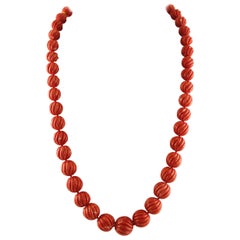 183,21 g Corallo rosso inciso a sfere, diamanti, chiusura in oro bianco, collana di perline