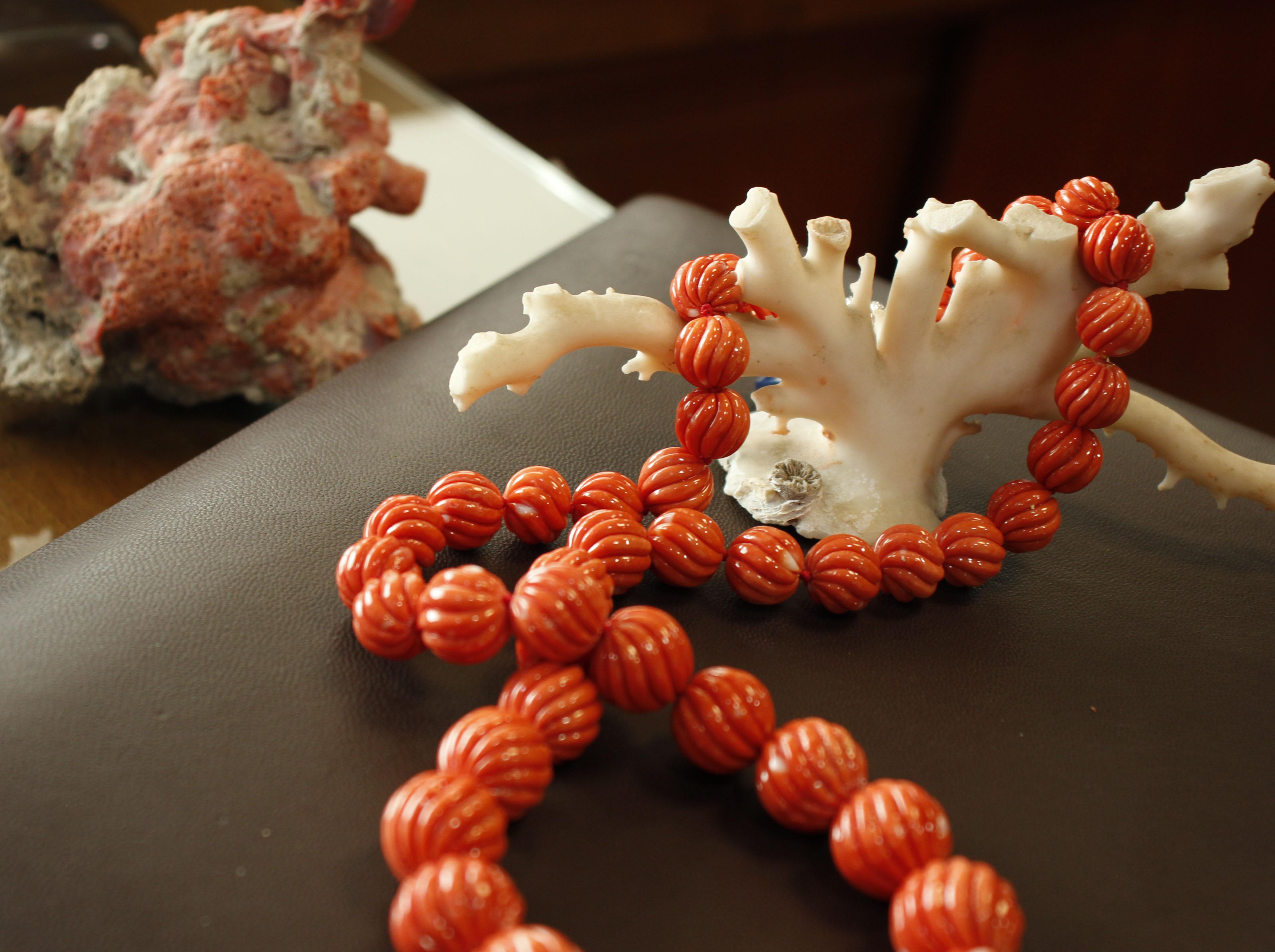 183.21 g Engraved Red Spheres Coral, Diamonds, White Gold Clasp, Beaded Necklace For Sale 1