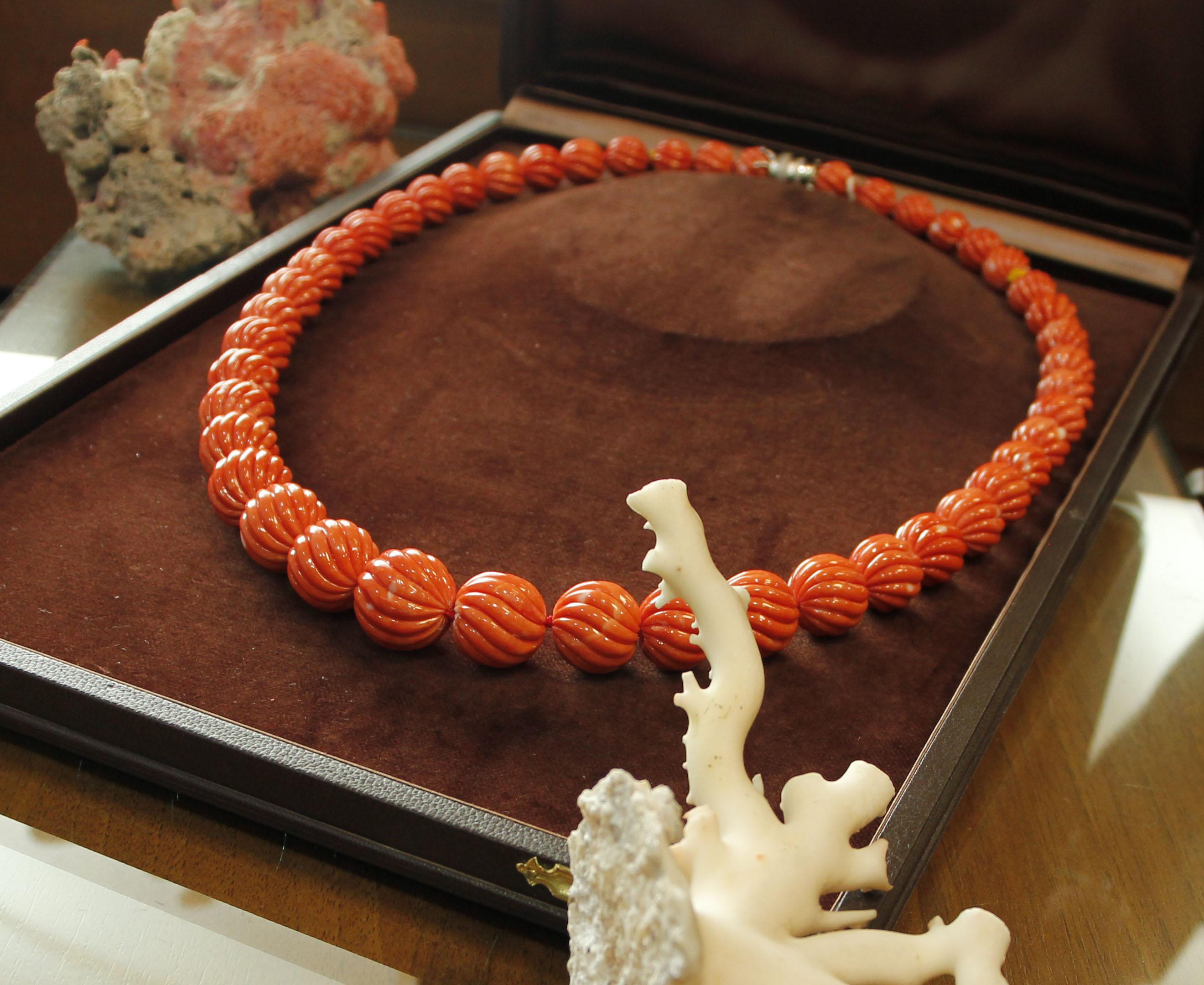 183.21 g Engraved Red Spheres Coral, Diamonds, White Gold Clasp, Beaded Necklace For Sale 2