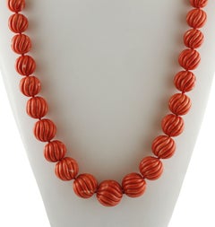 183.21 g Engraved Red Spheres Coral, Diamonds, White Gold Clasp, Beaded Necklace