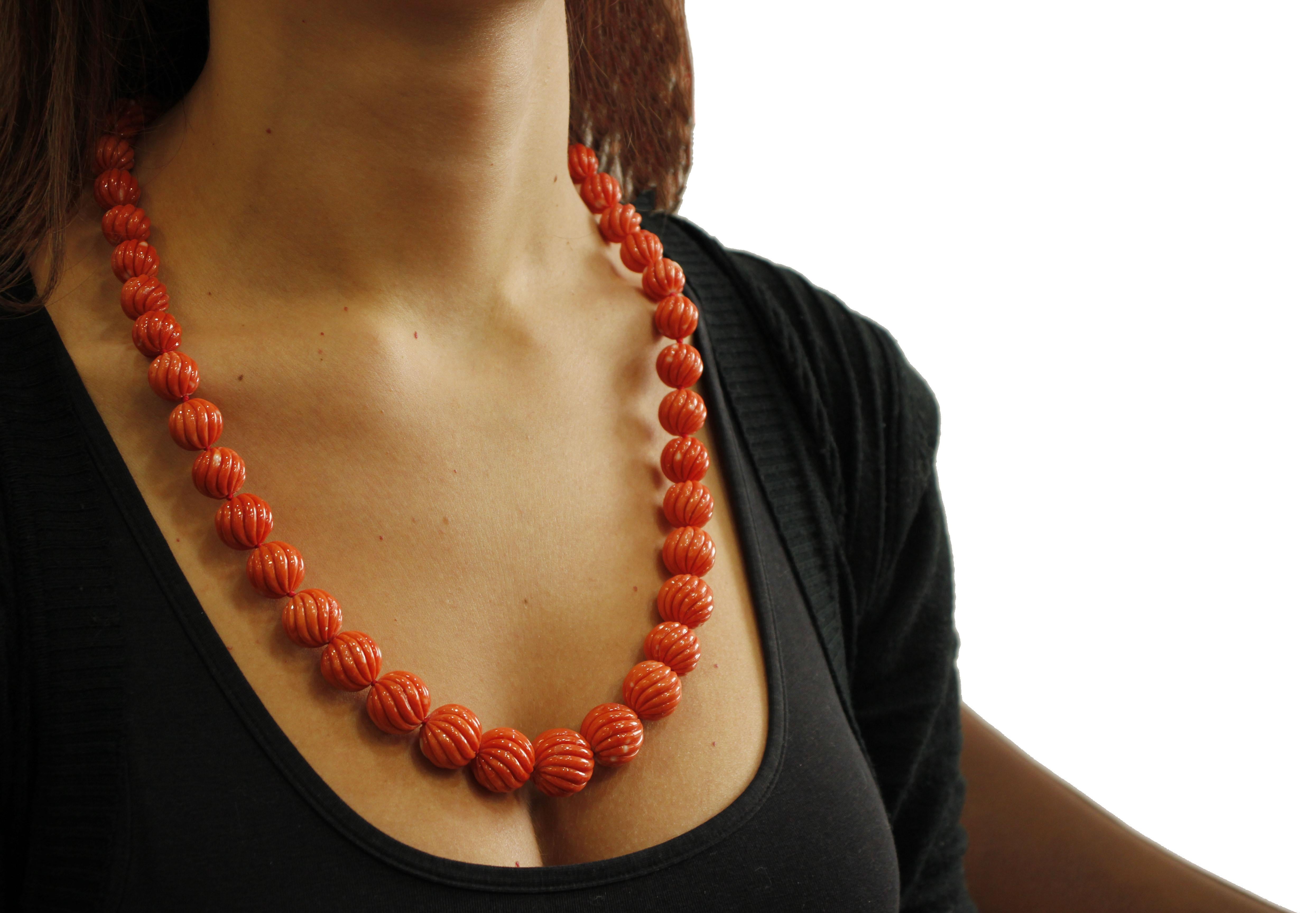 Round Cut 183.21 g Engraved Red Spheres Coral, Diamonds, White Gold Clasp, Beaded Necklace For Sale