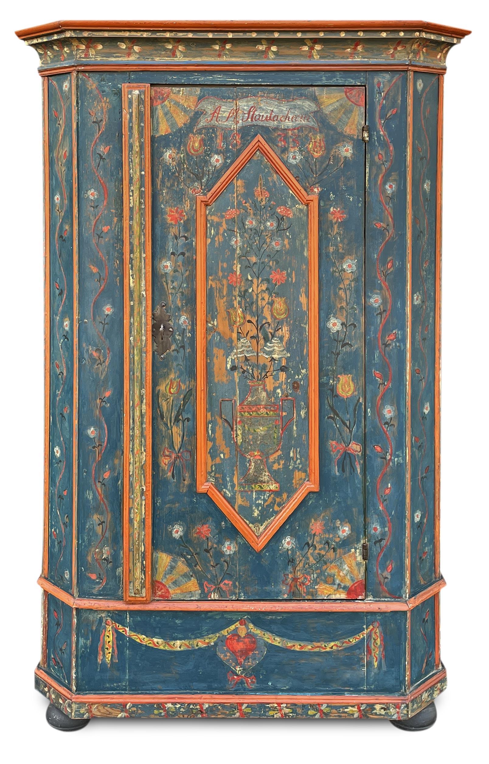 Armario tirolés azul fechado en 1833

Periodo: 1833
Origen: Tirol
Esencia: Abeto

Medidas:
Altura: 174 cm
Anchura: 98 cm (111 cm en los marcos)
Profundidad: 46 cm (51 cm en los marcos)


Descripción:
Precioso armario totalmente pintado de azul, con