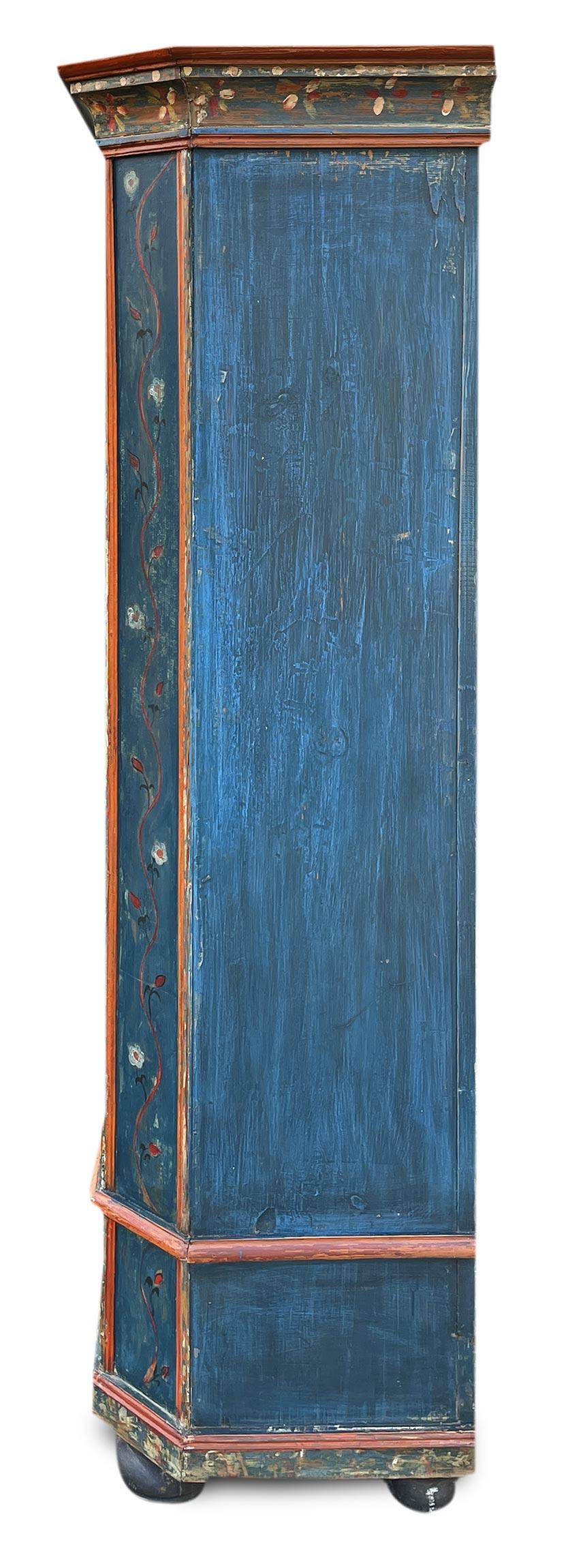 Armario pintado con flores azules de 1833 Tallado a mano