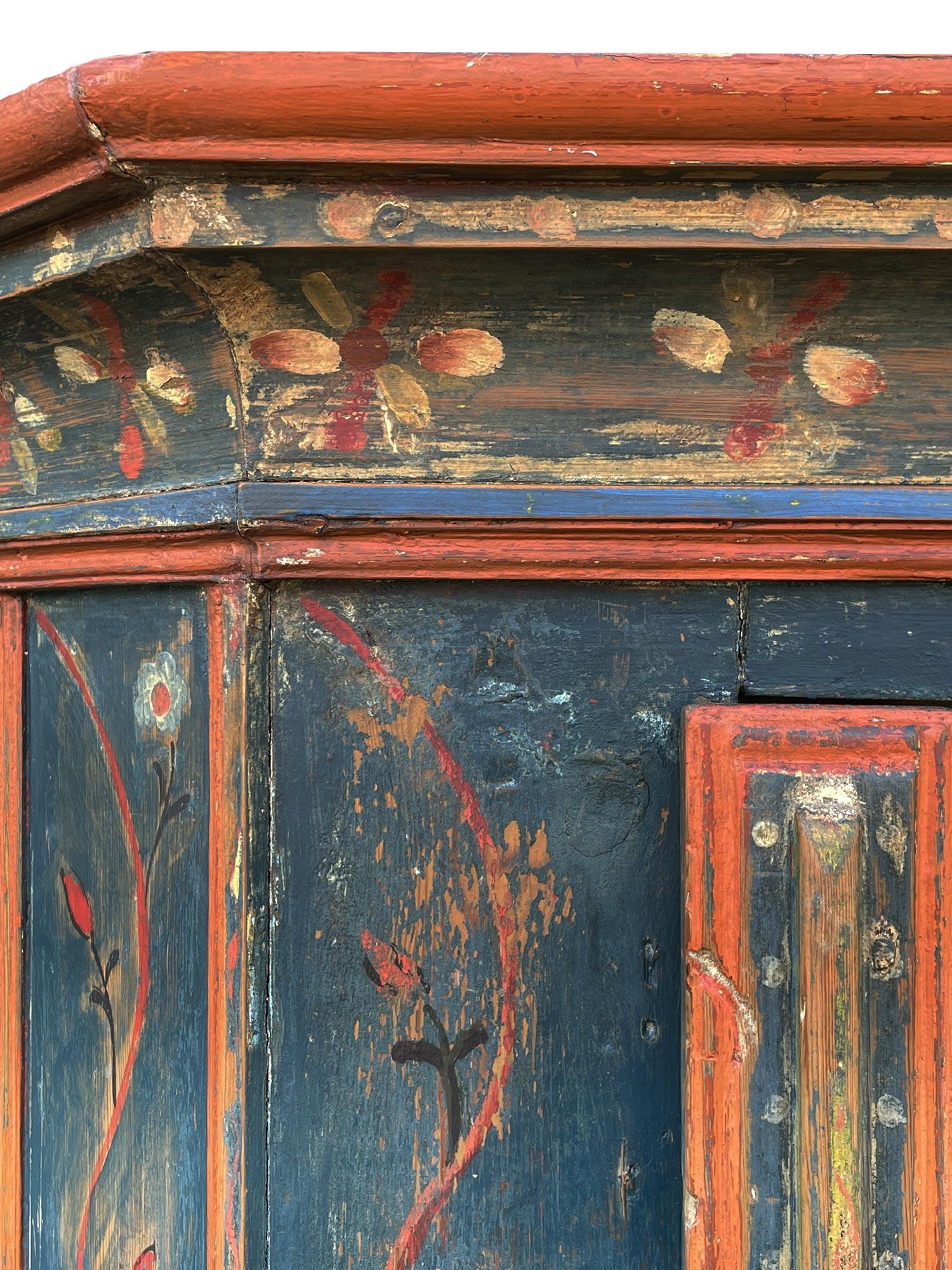 Armario pintado con flores azules de 1833 Abeto