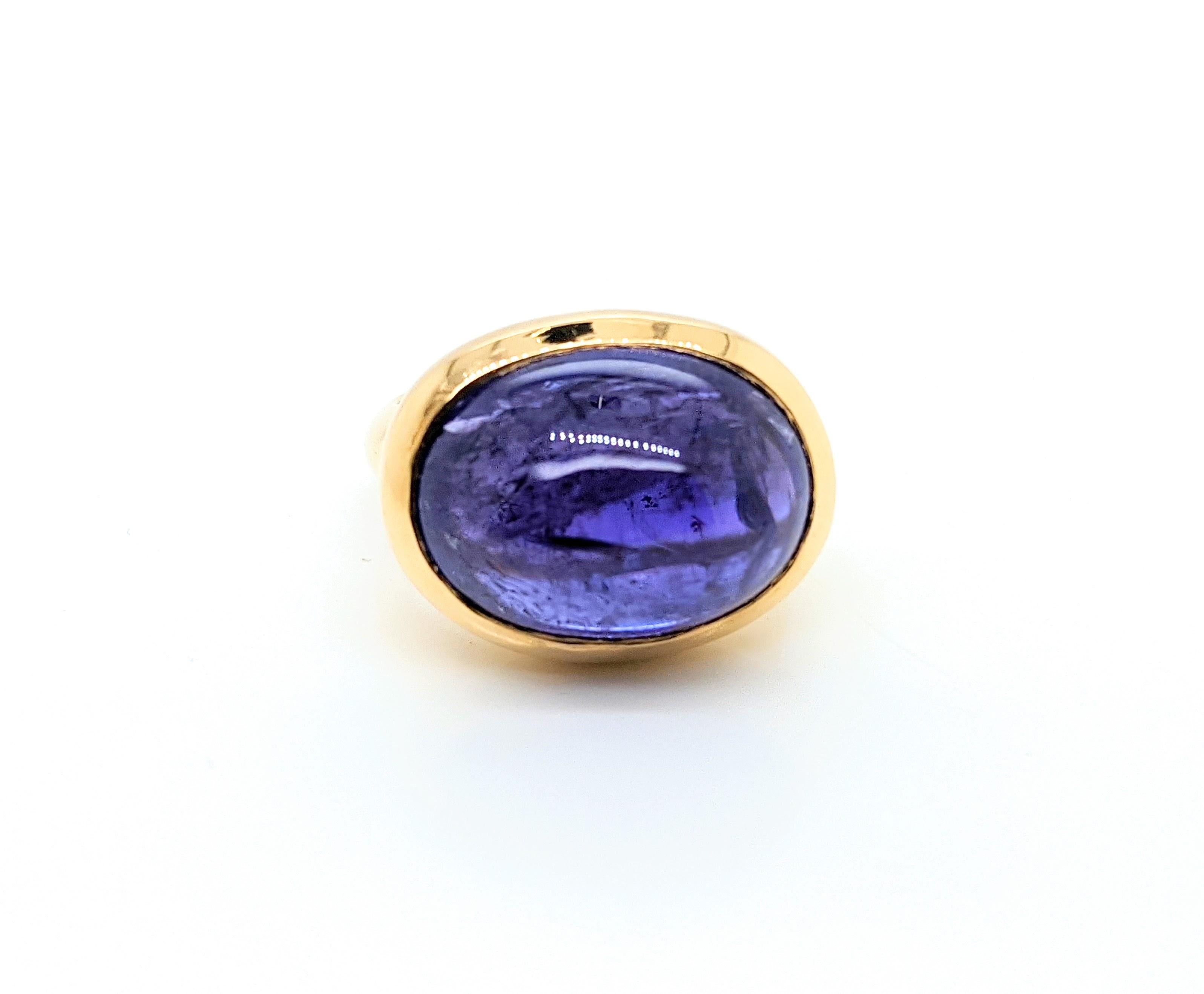Bague en or jaune 18k de 18,33 carats en Tanzanite cabochon ovale naturelle bleu/mauve.
La couleur intense et profonde d'une Tanzanite naturelle bleue/mauve, taillée en cabochon lisse, élégante, audacieuse, aux lignes nettes, intemporelle et prête à