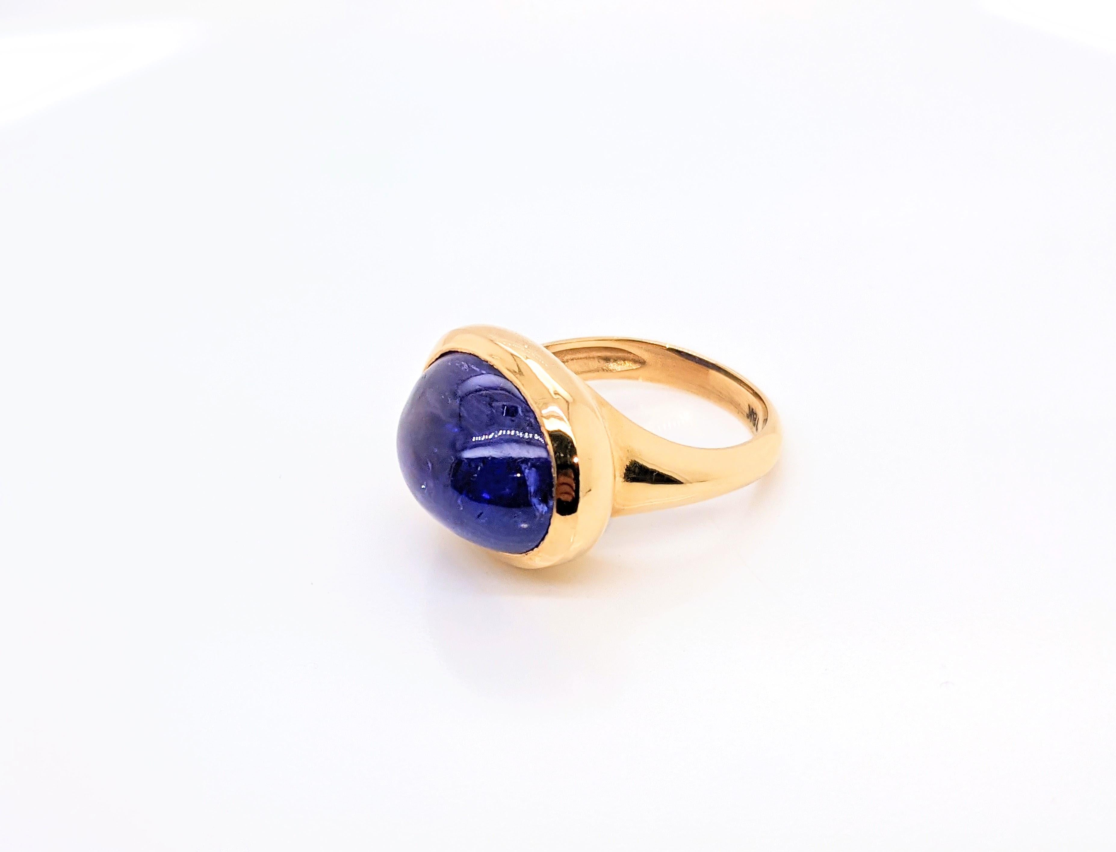 Art déco Bague en or jaune 18k 18,33 carats cabochon ovale naturel de Tanzanite bleu violet en vente