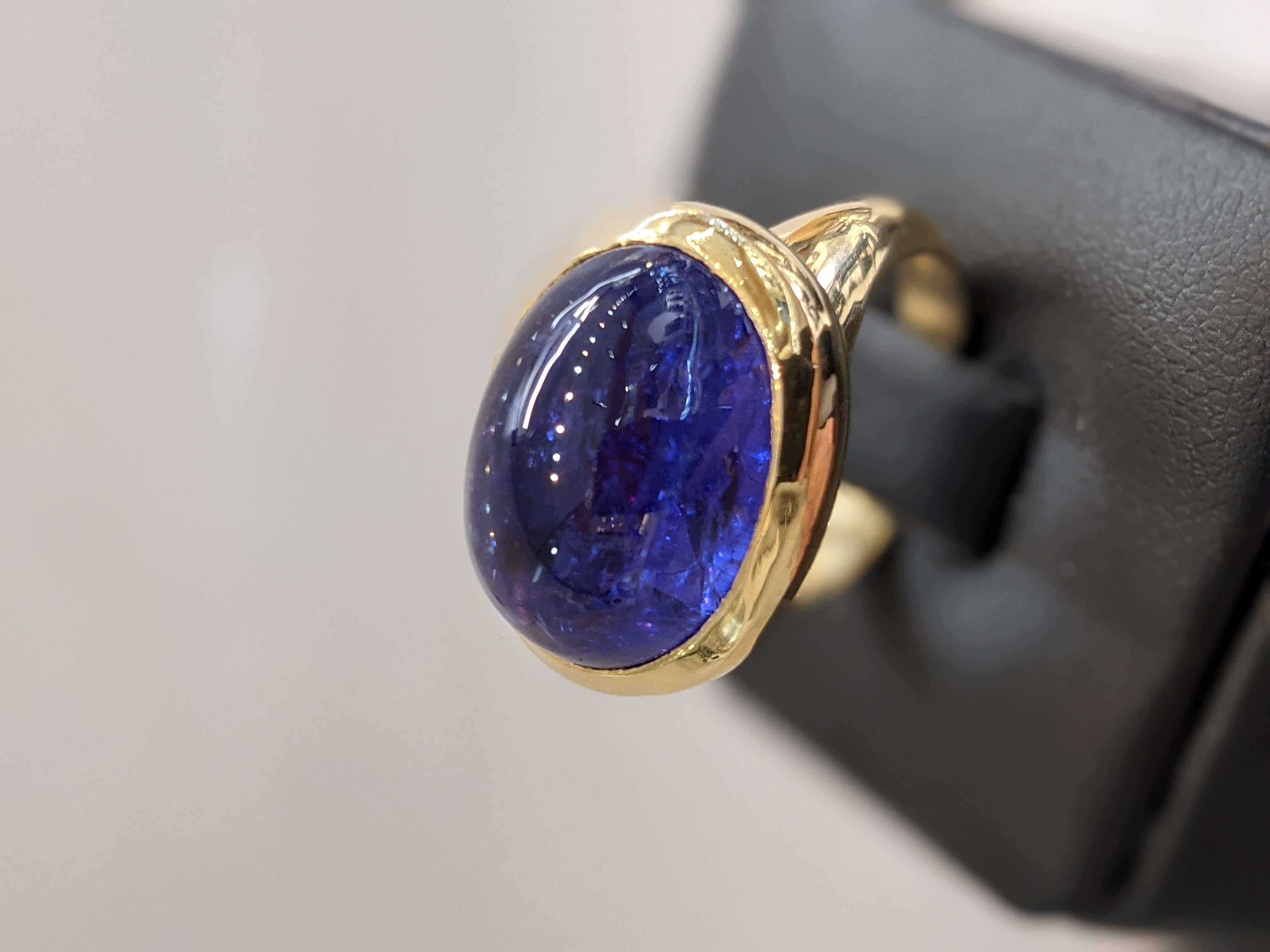 Taille ovale Bague en or jaune 18k 18,33 carats cabochon ovale naturel de Tanzanite bleu violet en vente
