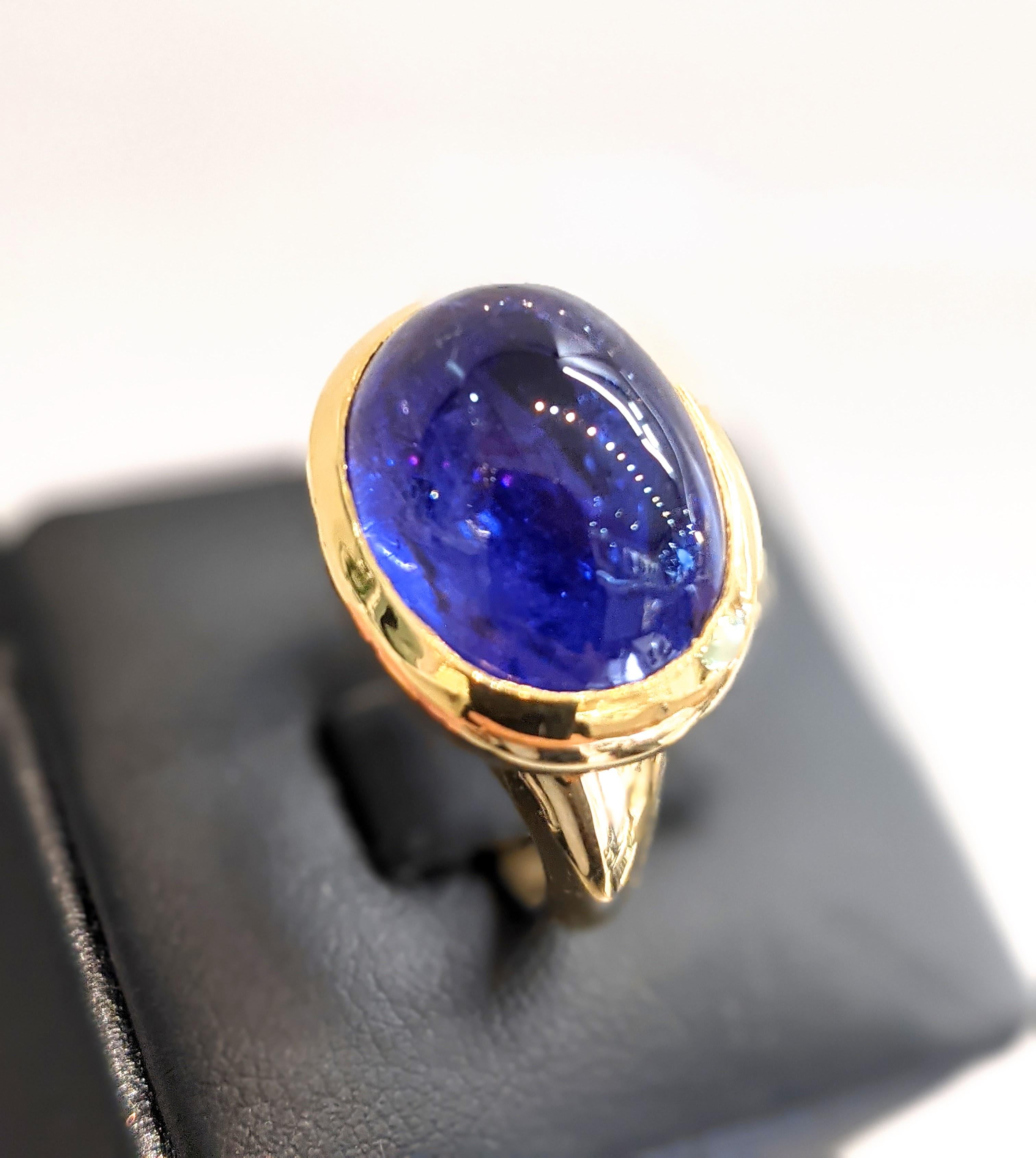 Anello in oro giallo 18k da 18,33 carati con tanzanite ovale naturale blu viola tagliata a cabochon In condizioni Nuovo in vendita a New York, NY