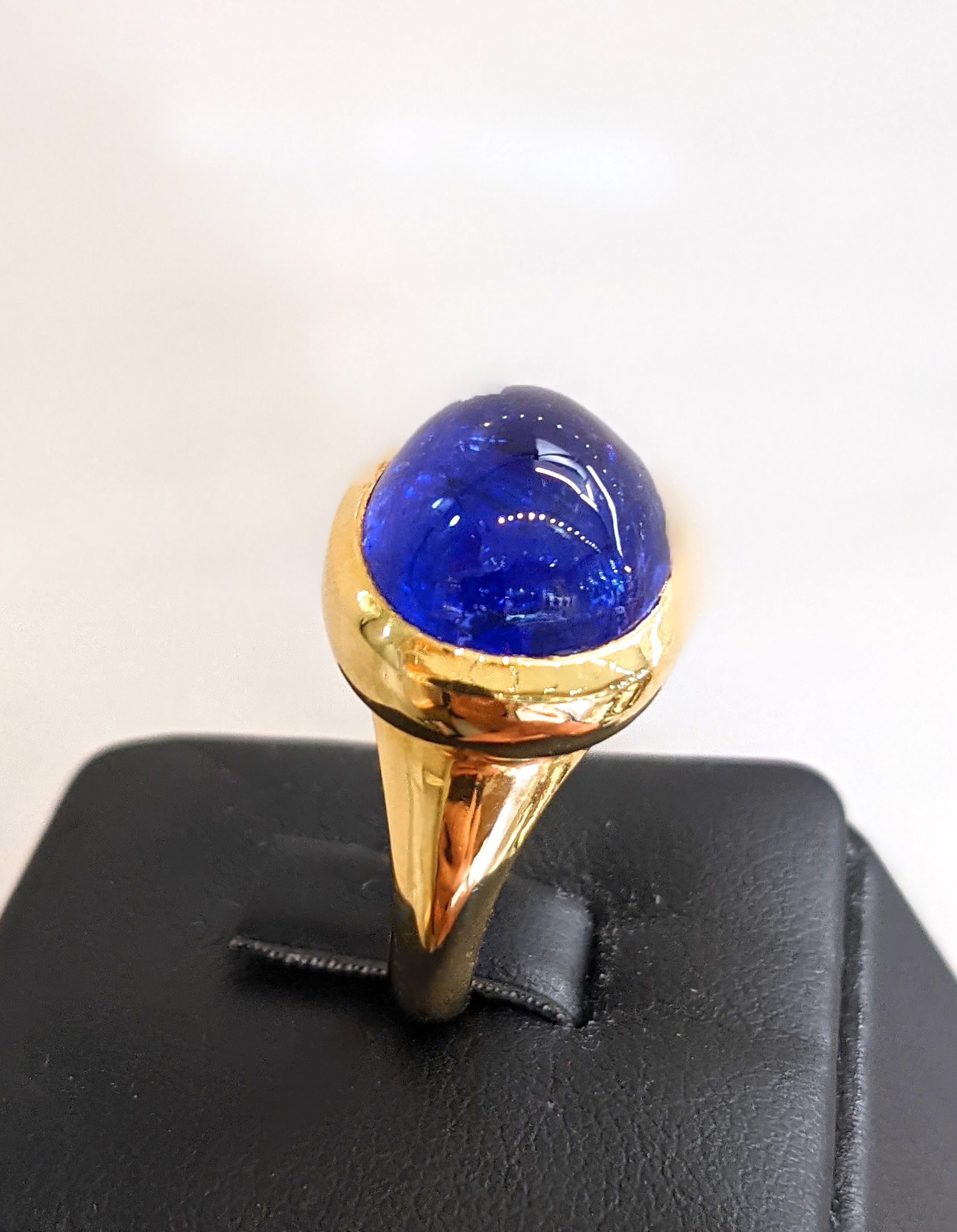 Bague en or jaune 18k 18,33 carats cabochon ovale naturel de Tanzanite bleu violet Unisexe en vente