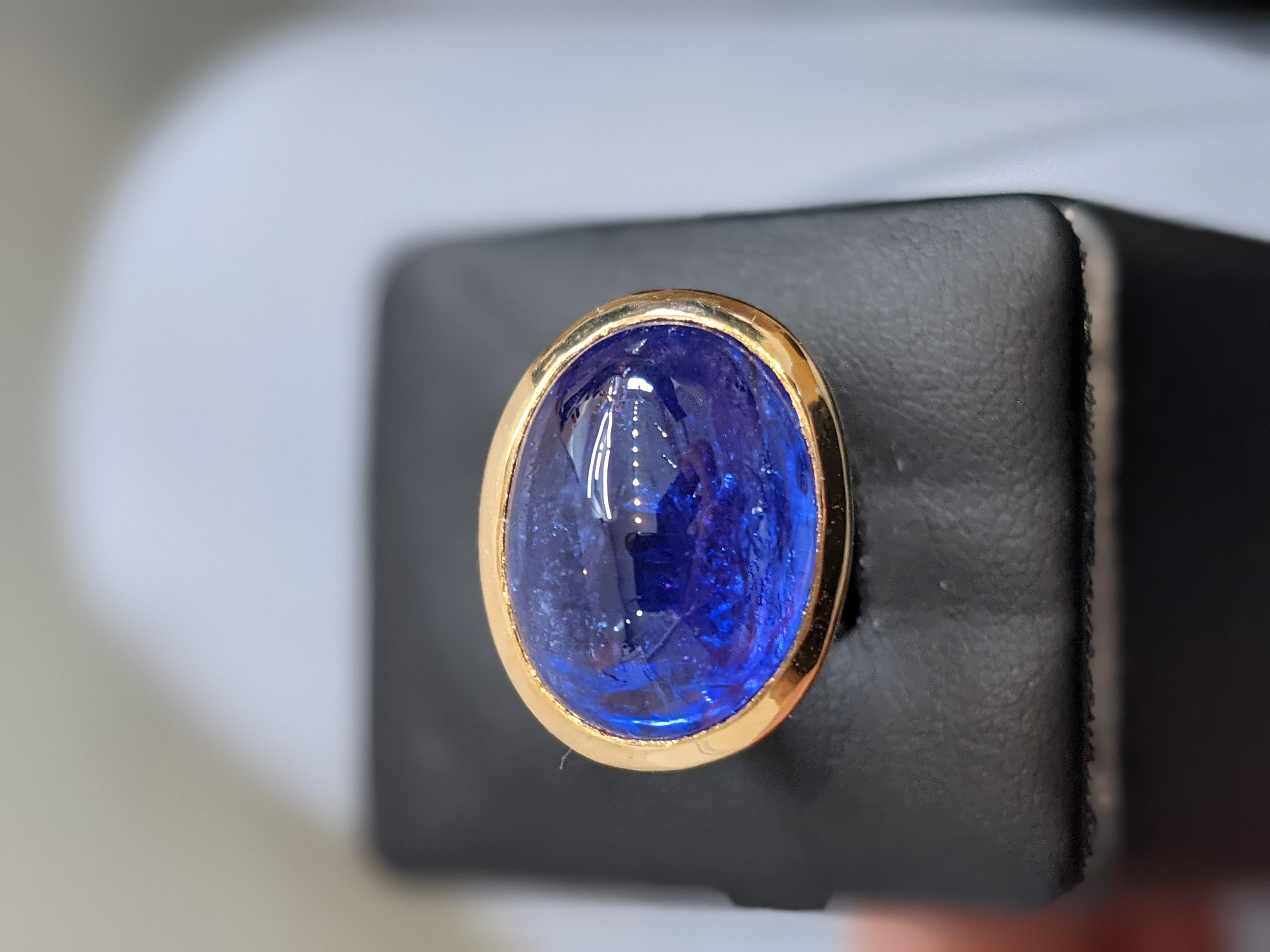 Anello in oro giallo 18k da 18,33 carati con tanzanite ovale naturale blu viola tagliata a cabochon in vendita 1