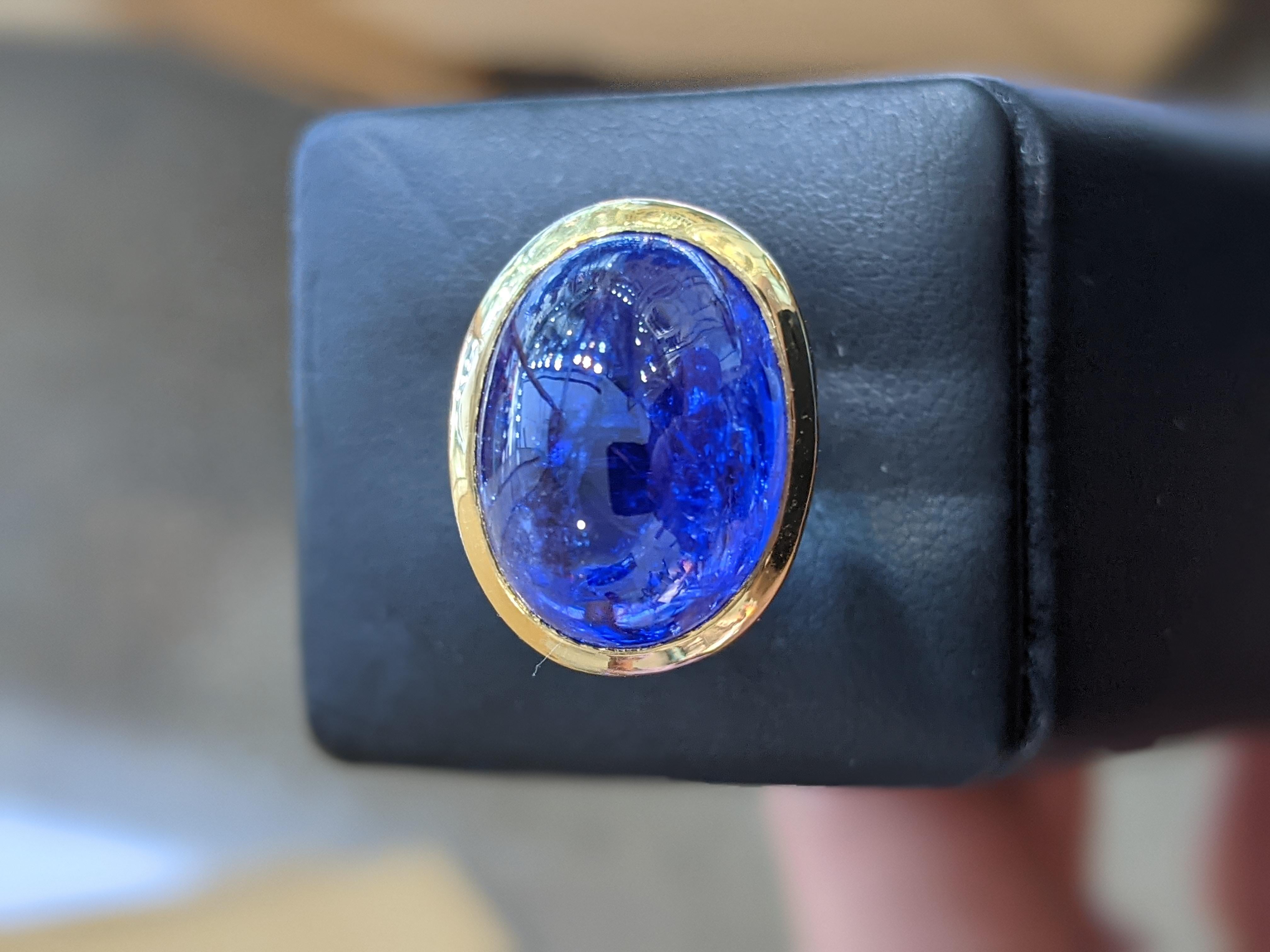 Anello in oro giallo 18k da 18,33 carati con tanzanite ovale naturale blu viola tagliata a cabochon in vendita 2