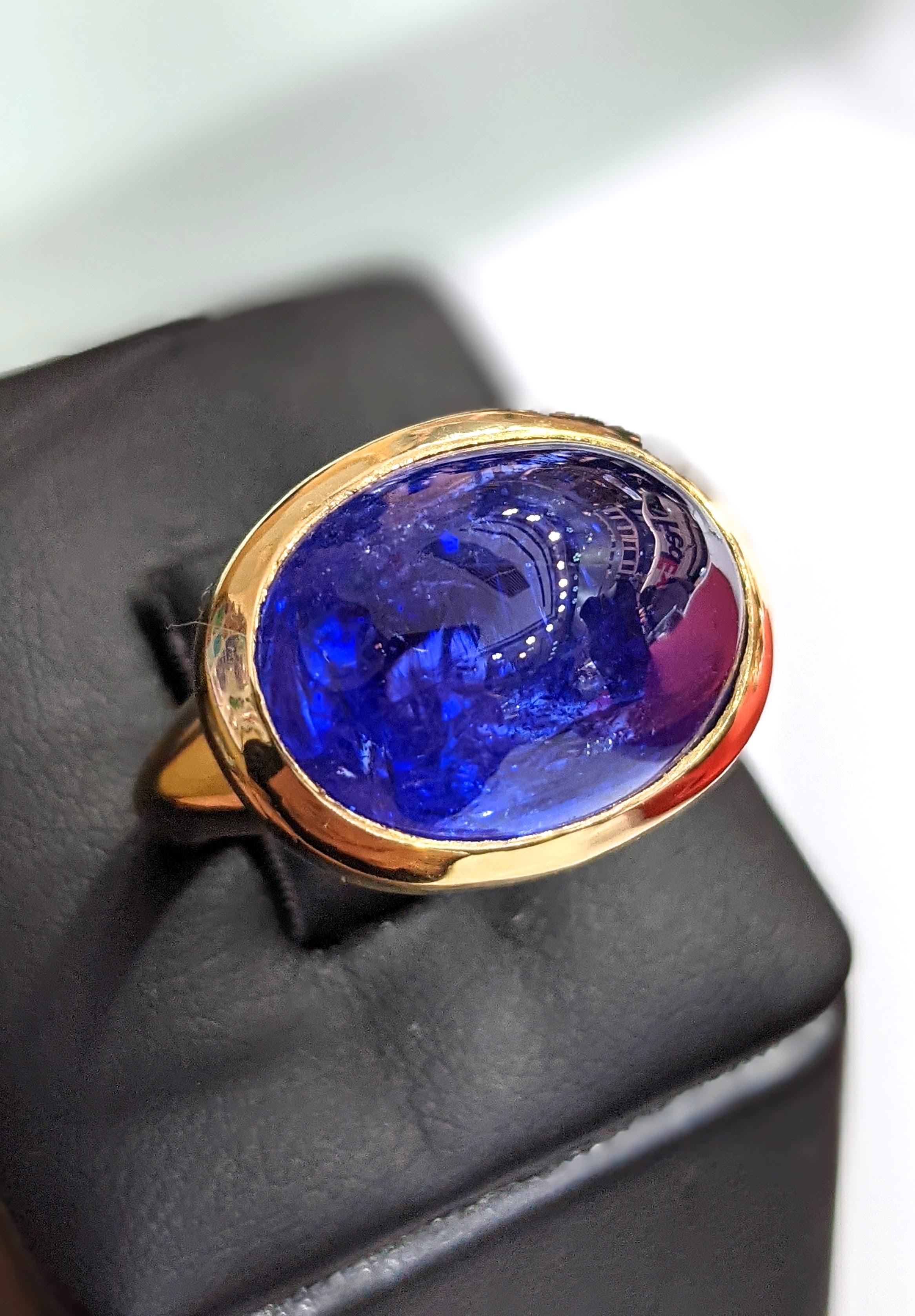 Anello in oro giallo 18k da 18,33 carati con tanzanite ovale naturale blu viola tagliata a cabochon in vendita 3