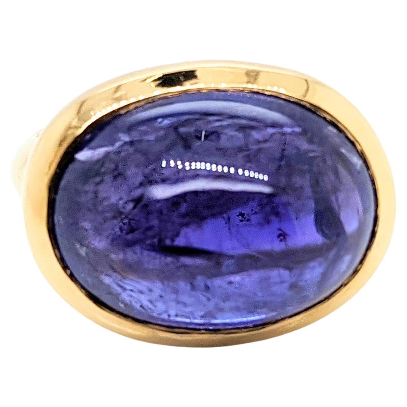 Anello in oro giallo 18k da 18,33 carati con tanzanite ovale naturale blu viola tagliata a cabochon in vendita