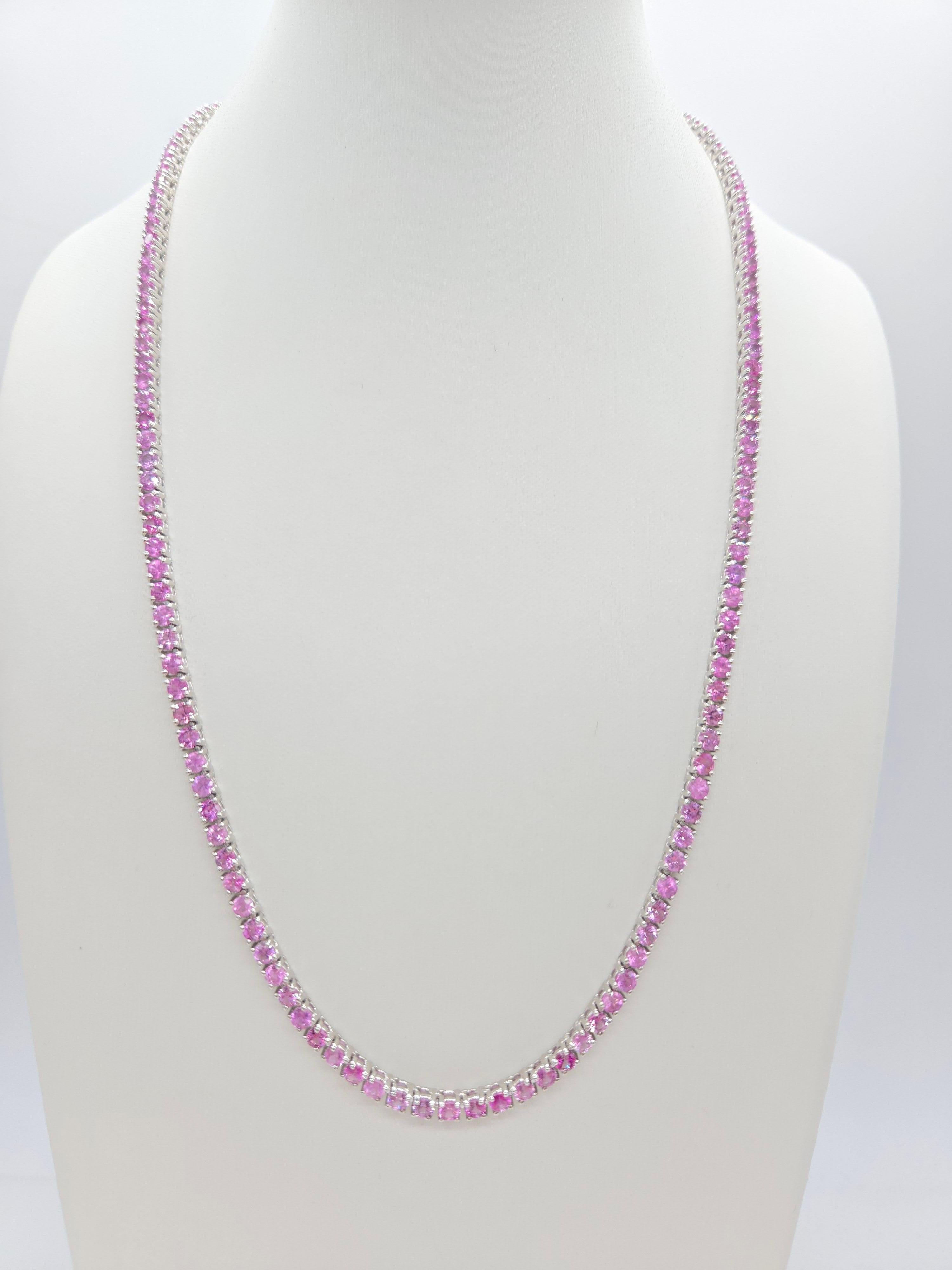 Collar de tenis de zafiro rosa natural de 18,33 quilates en oro blanco de 14 quilates

Este exquisito collar de tenis, un hallazgo intemporal y poco frecuente, tiene 18,33 quilates de zafiros rosas totalmente naturales, elegantemente engastados en