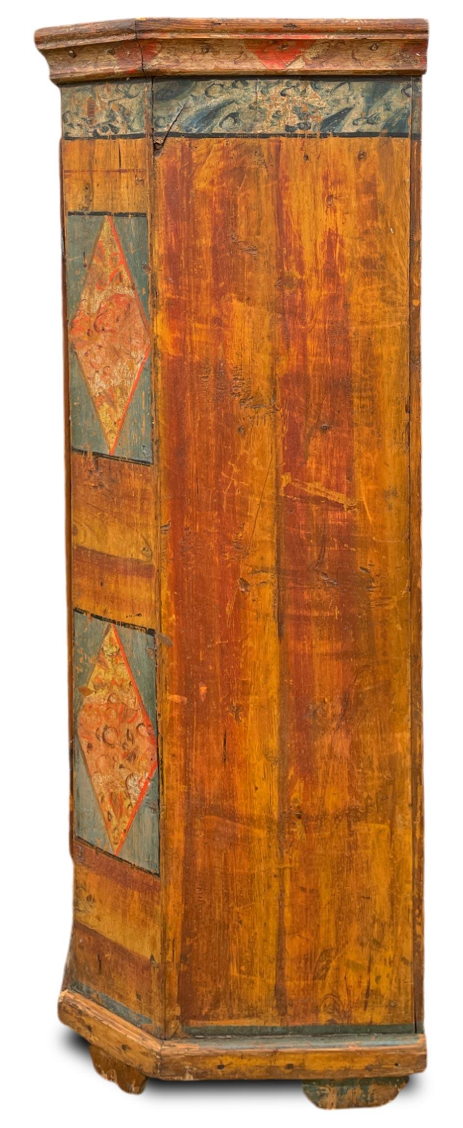 Milieu du XIXe siècle Armoire peinte à fleurs alpines de 1834