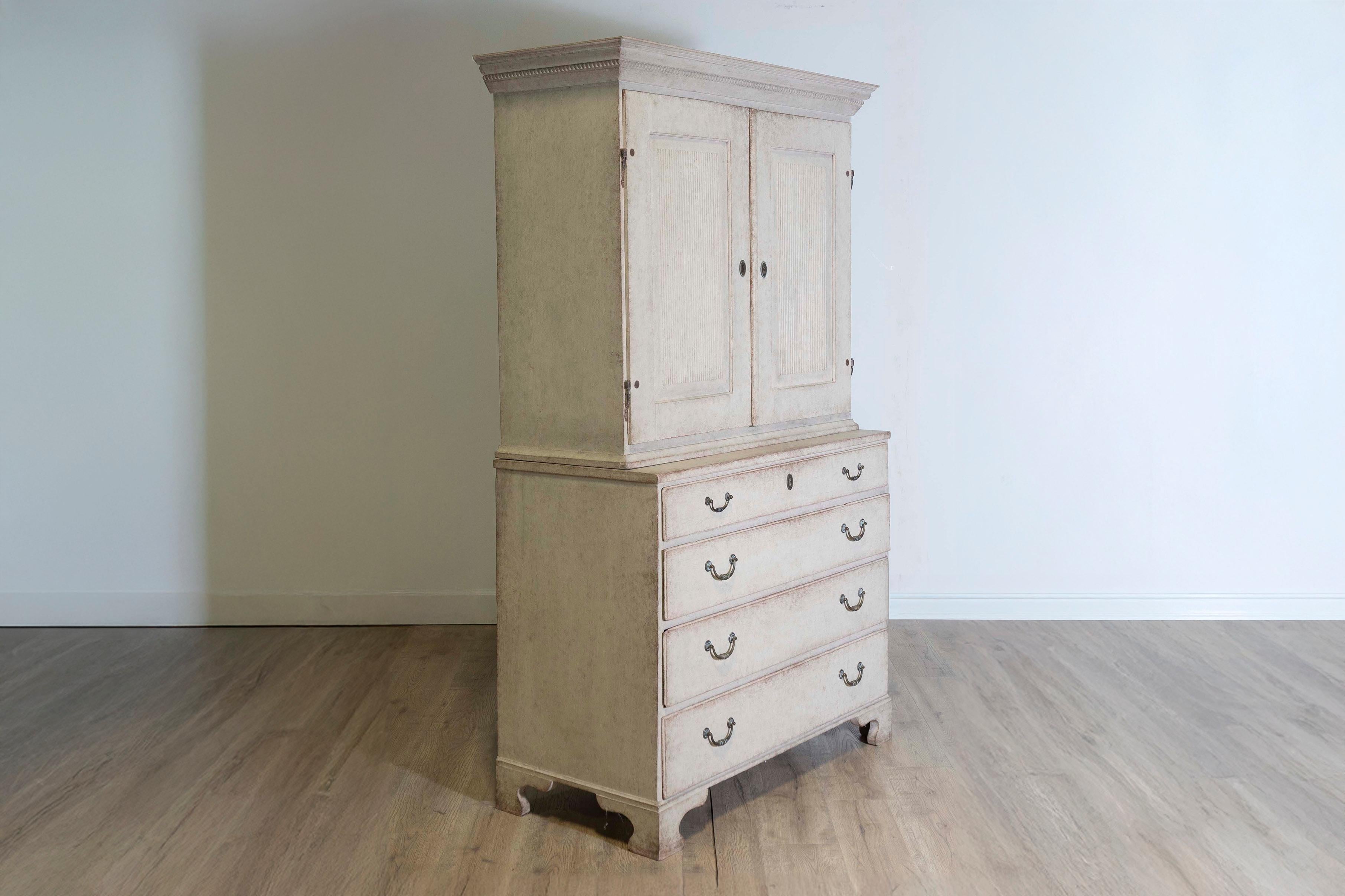 1834 Armario sueco pintado en dos partes con puertas y cajones graduados Tallado en venta