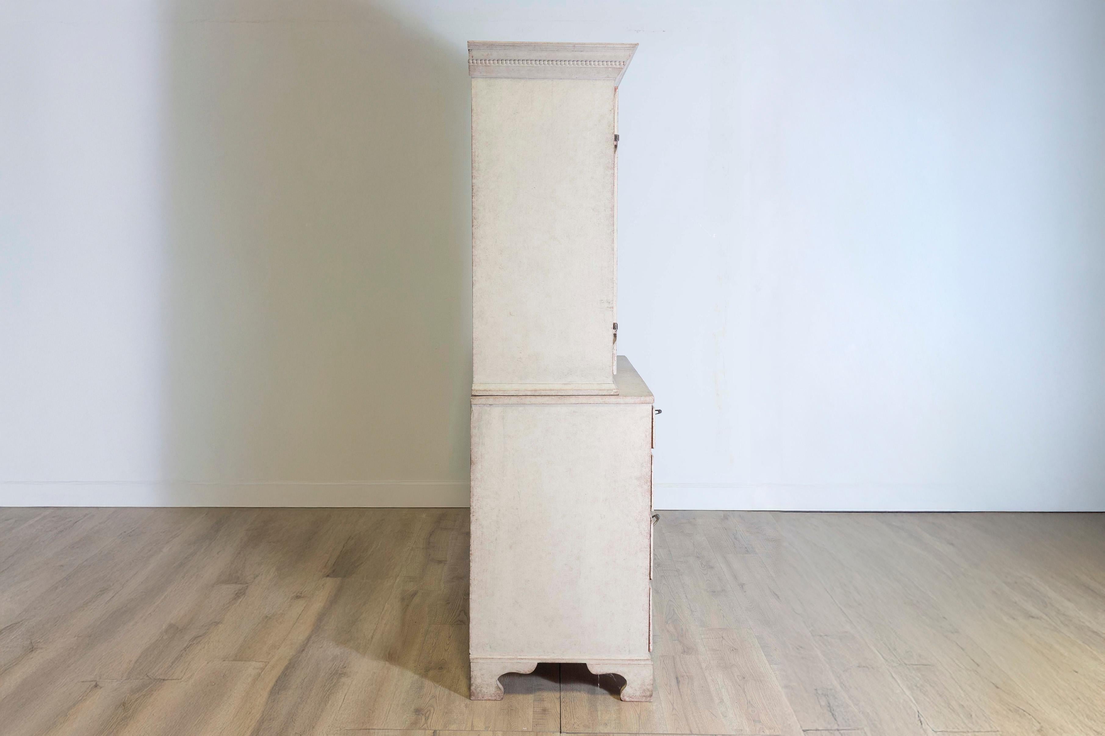 1834 Armario sueco pintado en dos partes con puertas y cajones graduados siglo XIX en venta