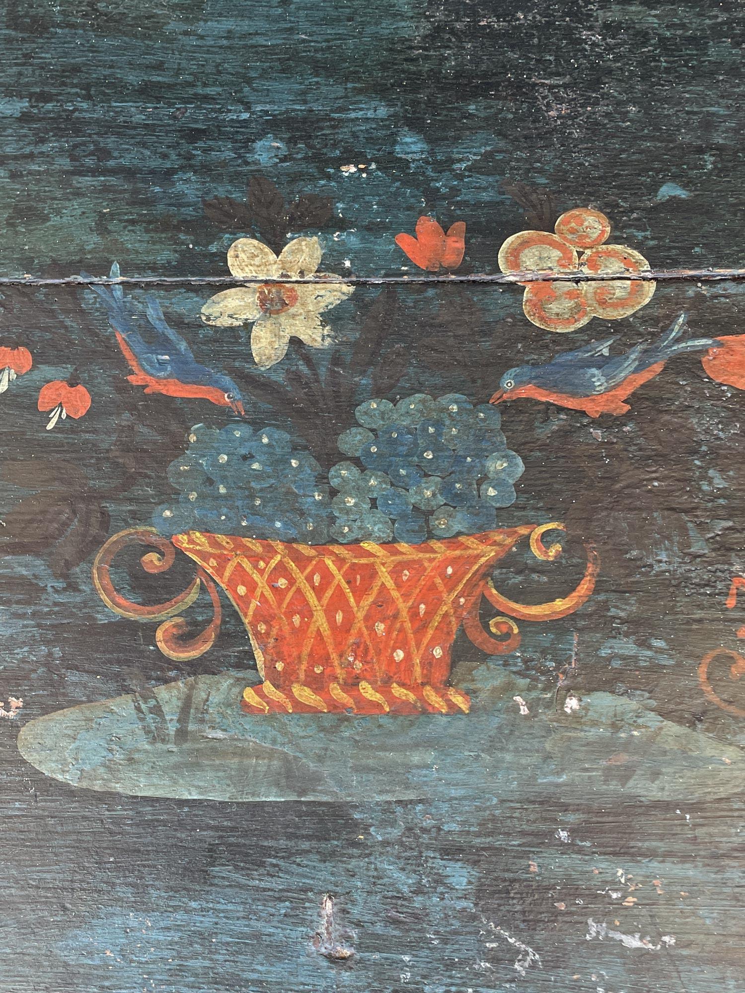 1835 Coffre à couvertures peint de motifs floraux bleus 9