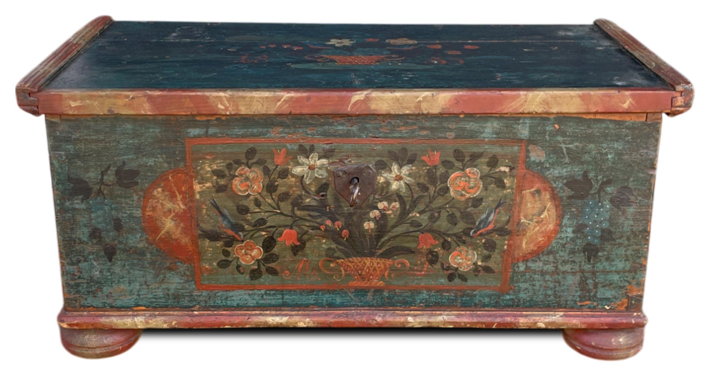 Coffre peint en bleu alpin daté de 1835

Dimensions : H. 46 cm - L. 97 cm - P. 47 cm
Période : 1835
Origine : Tyrol
Bois : sapin

Description

Magnifique coffre peint en bleu, finement décoré. Sa taille compacte le rend particulièrement polyvalent.