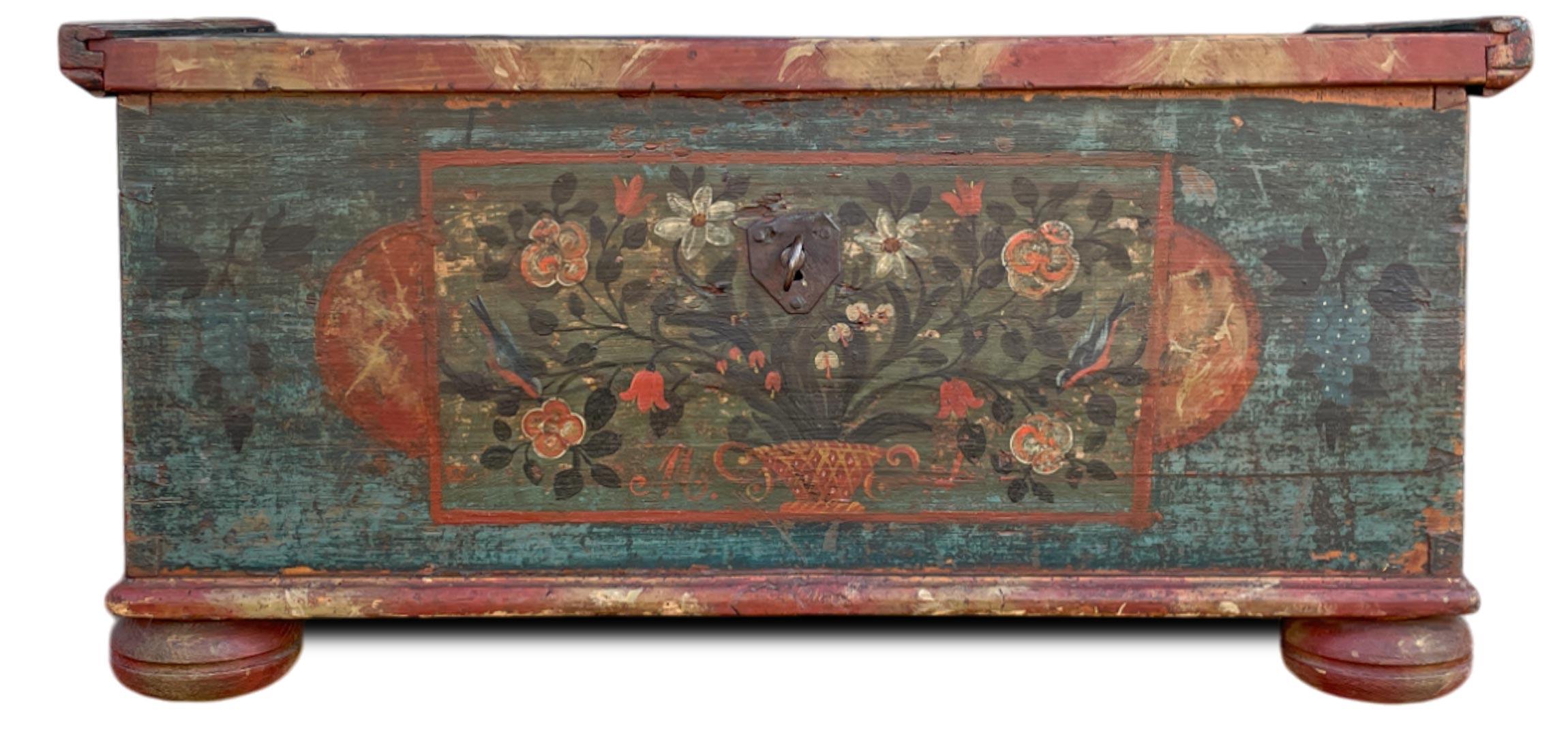 Autre 1835 Coffre à couvertures peint de motifs floraux bleus