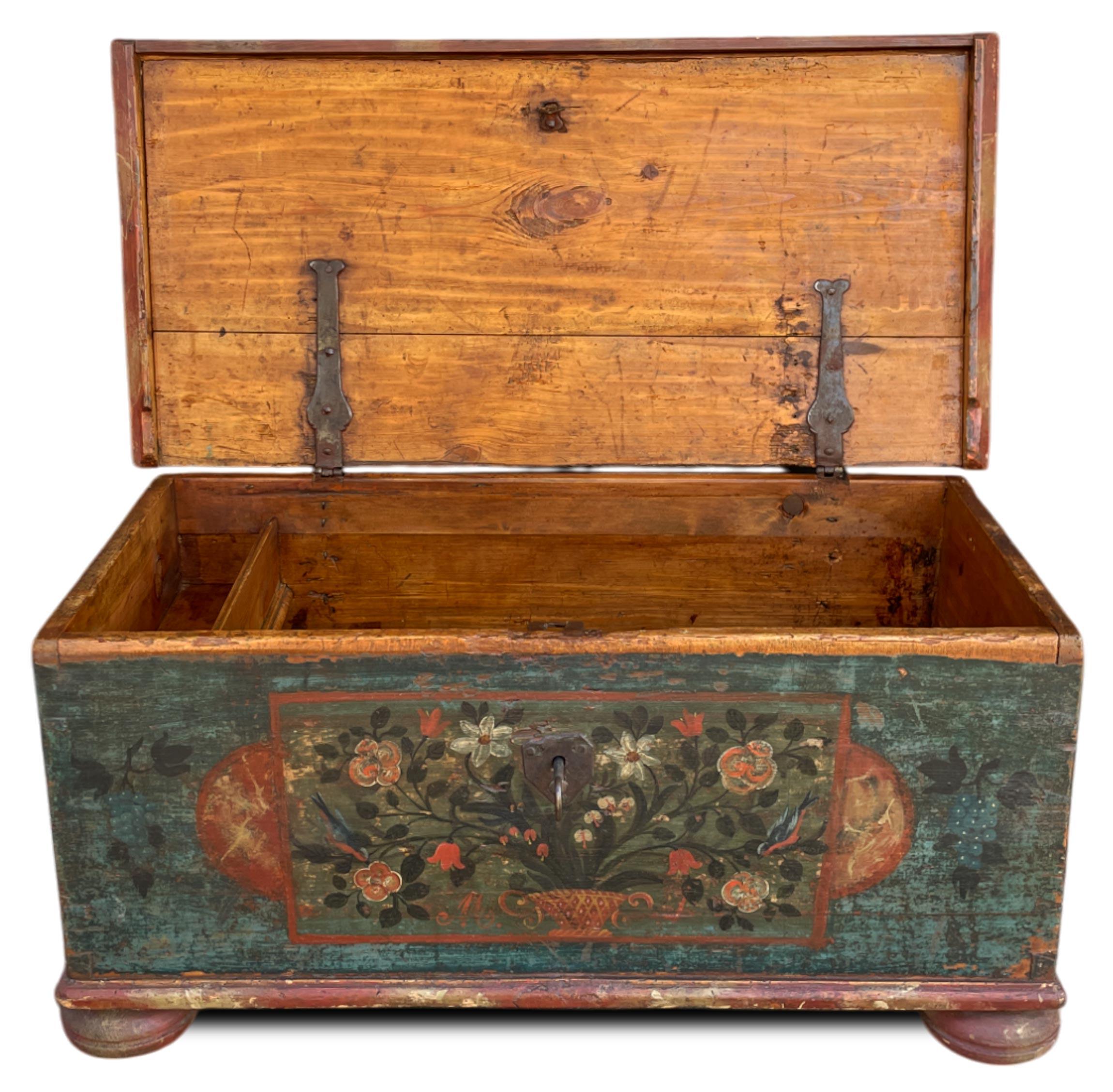 Peint à la main 1835 Coffre à couvertures peint de motifs floraux bleus