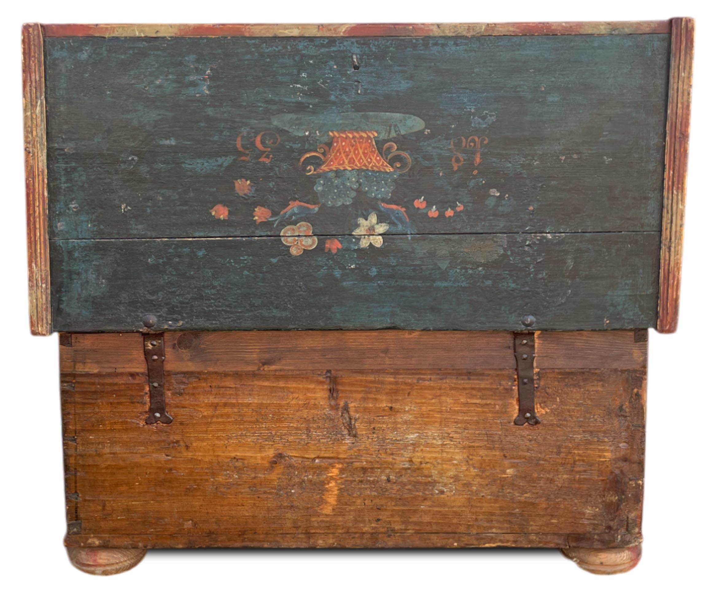 1835 Coffre à couvertures peint de motifs floraux bleus 1