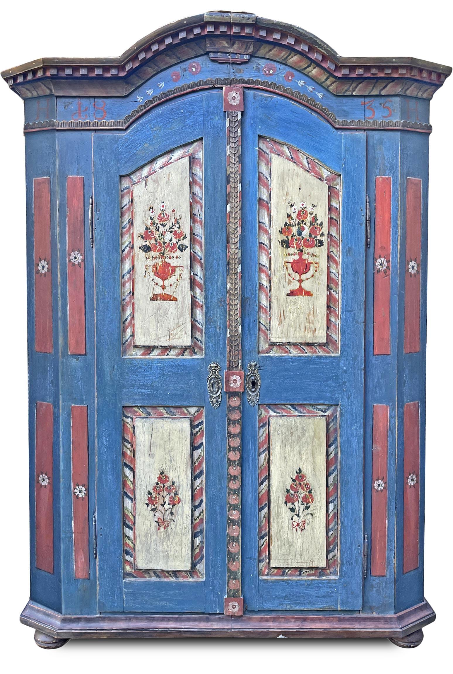 Blue Tyrolean wardrobe dated 1835

H.182 – L.122 (135 at the frames) – P.43 (50 at the frames)

Tyrolean painted cabinet with two doors, painted throughout with a blue background, featuring four framed panels on the doors, with a cream