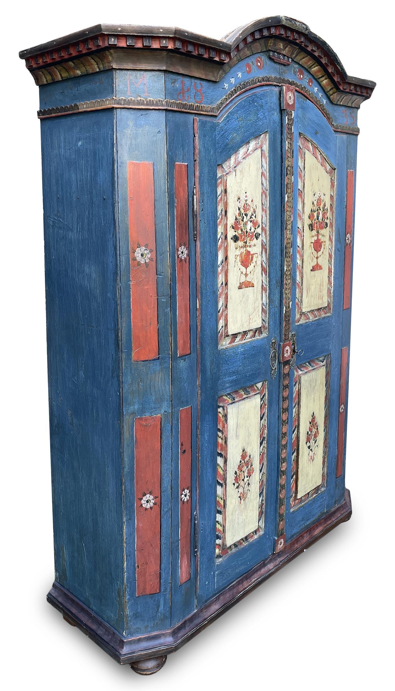 Armario con pintura floral azul de 1835 Renacimiento