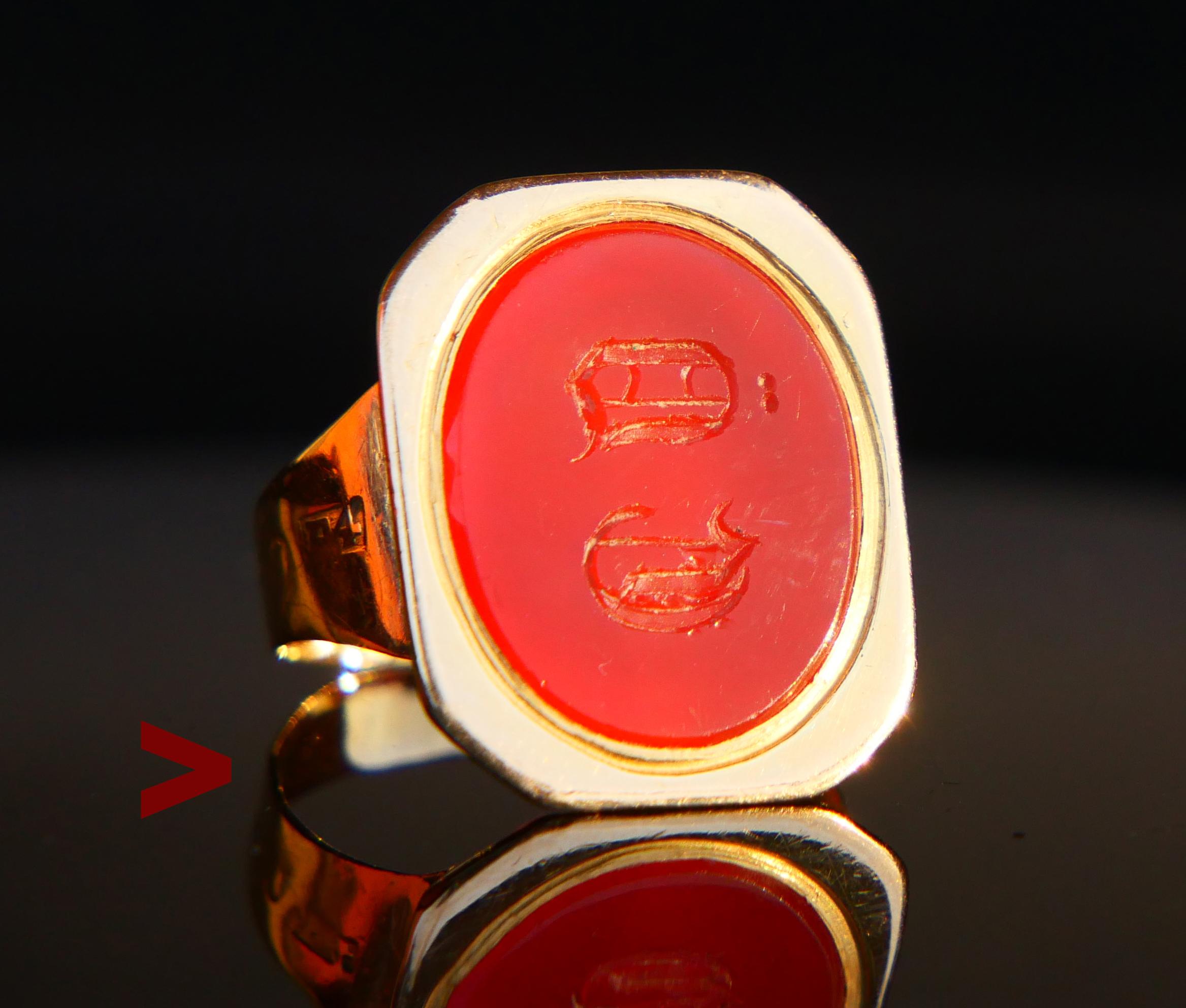 Anello Signet - in stile impero in oro massiccio arancione 18 carati, ornato da una lastra di corniola arancione incastonata, con parte superiore piatta e lucida e bordo sfaccettato con monogramma a due lettere inciso a mano. L'impressione mostra la