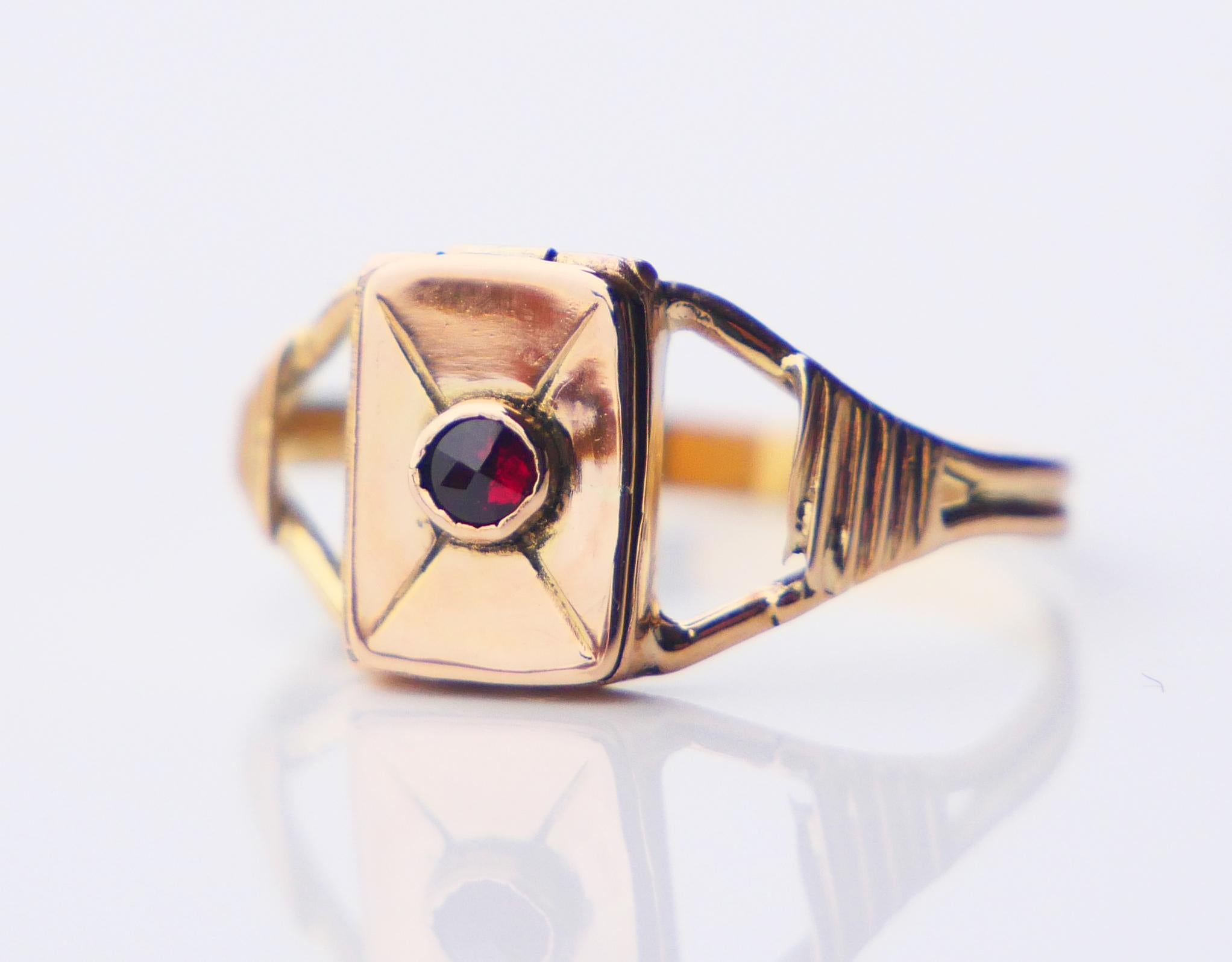 Baroque Revival 1838 Antique Poison Ring Garnet solid 18K Gold Ø 2.75 US / 0.95gr For Sale