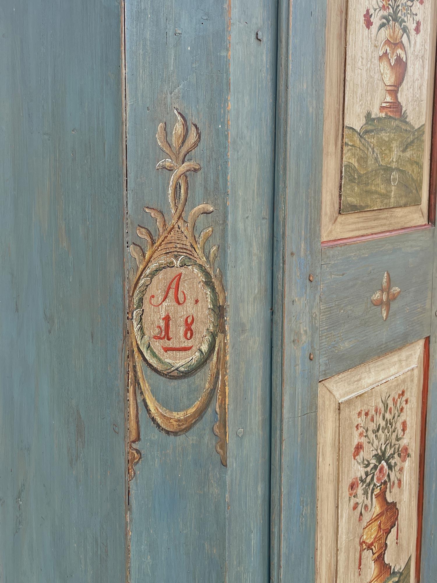 1839 Cabinet peint à fleurs bleues en vente 5