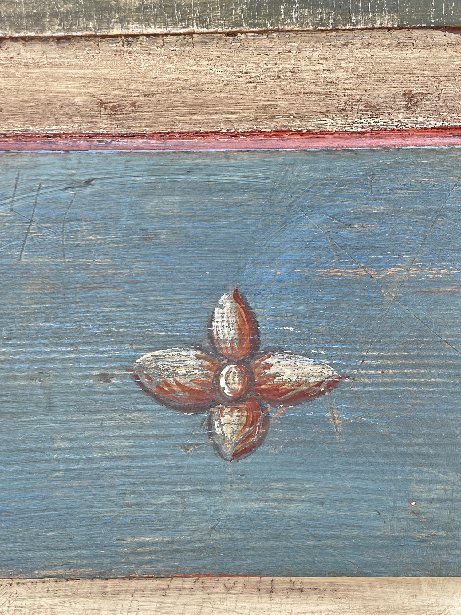 Sapin 1839 Cabinet peint à fleurs bleues en vente