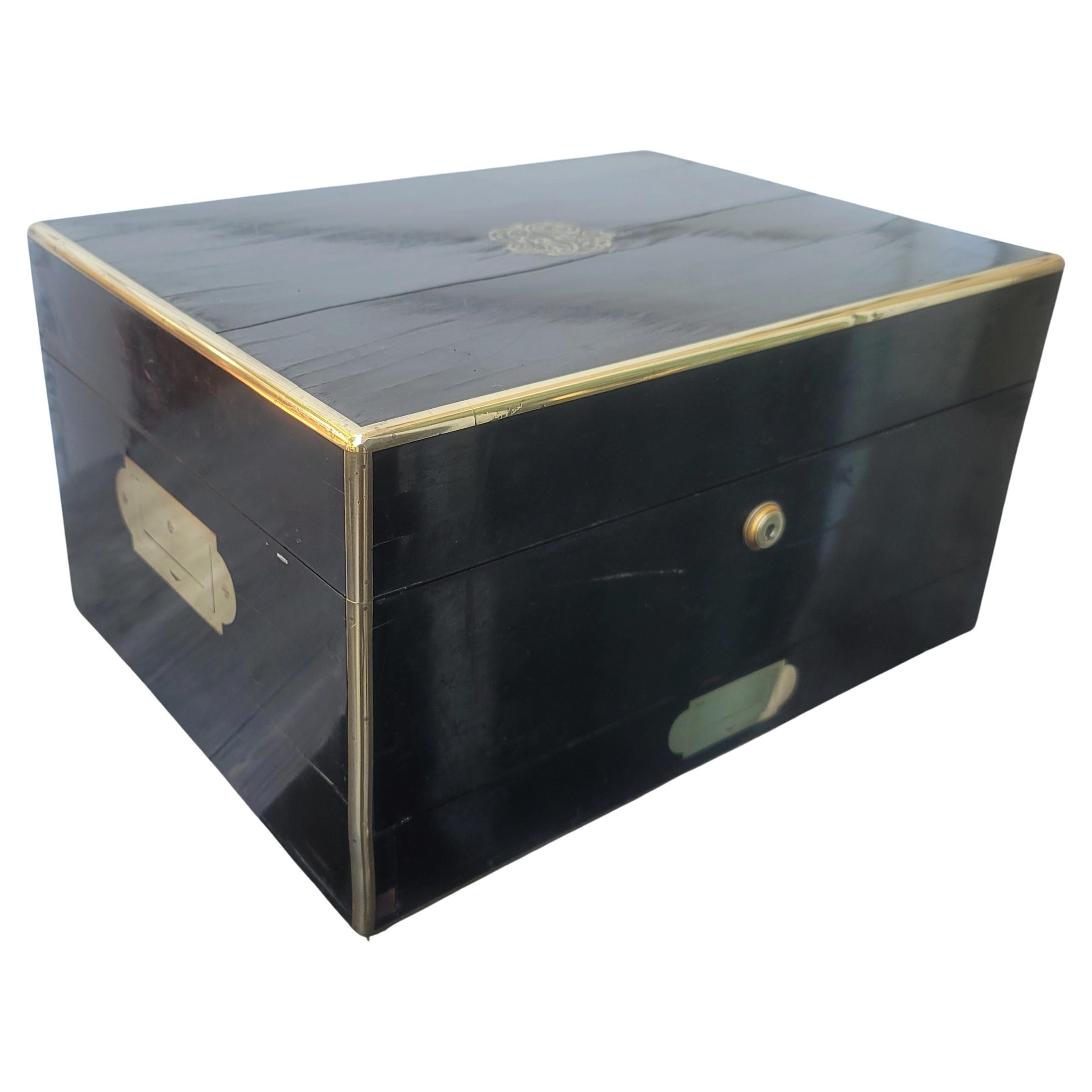 Exquise mallette de voyage ancienne ou victorienne nécessaire de voyage
Œuvre d'un savoir-faire extraordinaire, ce vanity case anglais exquis est autant un objet de luxe que de nécessité. Connu sous le nom de Nécessaire de Voyage, ce coffret de