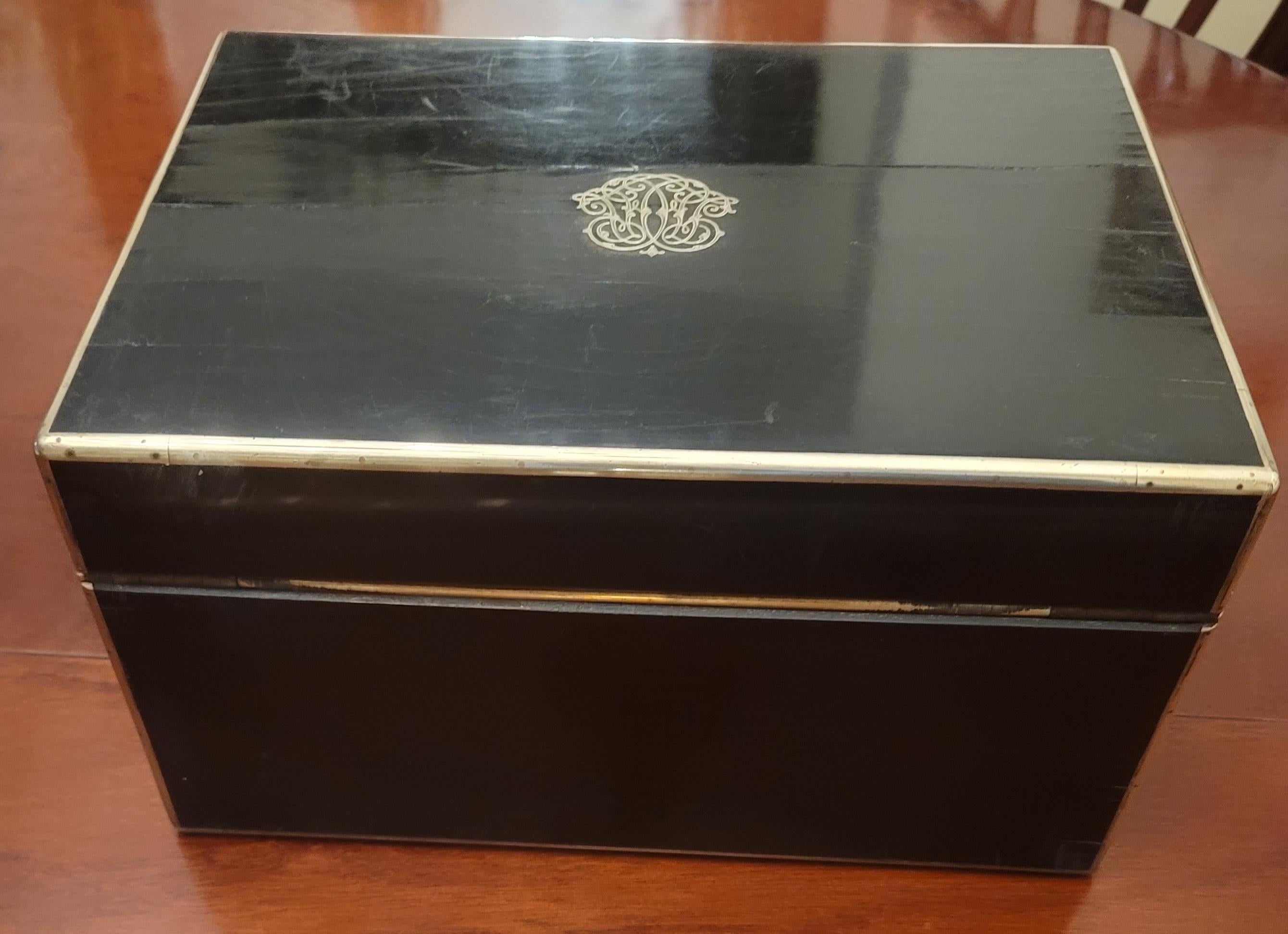 Fitzmaurice 1839 Incrustations d'ébène et de laiton de style victorien occidental Necessaire de Voyage en vente 12